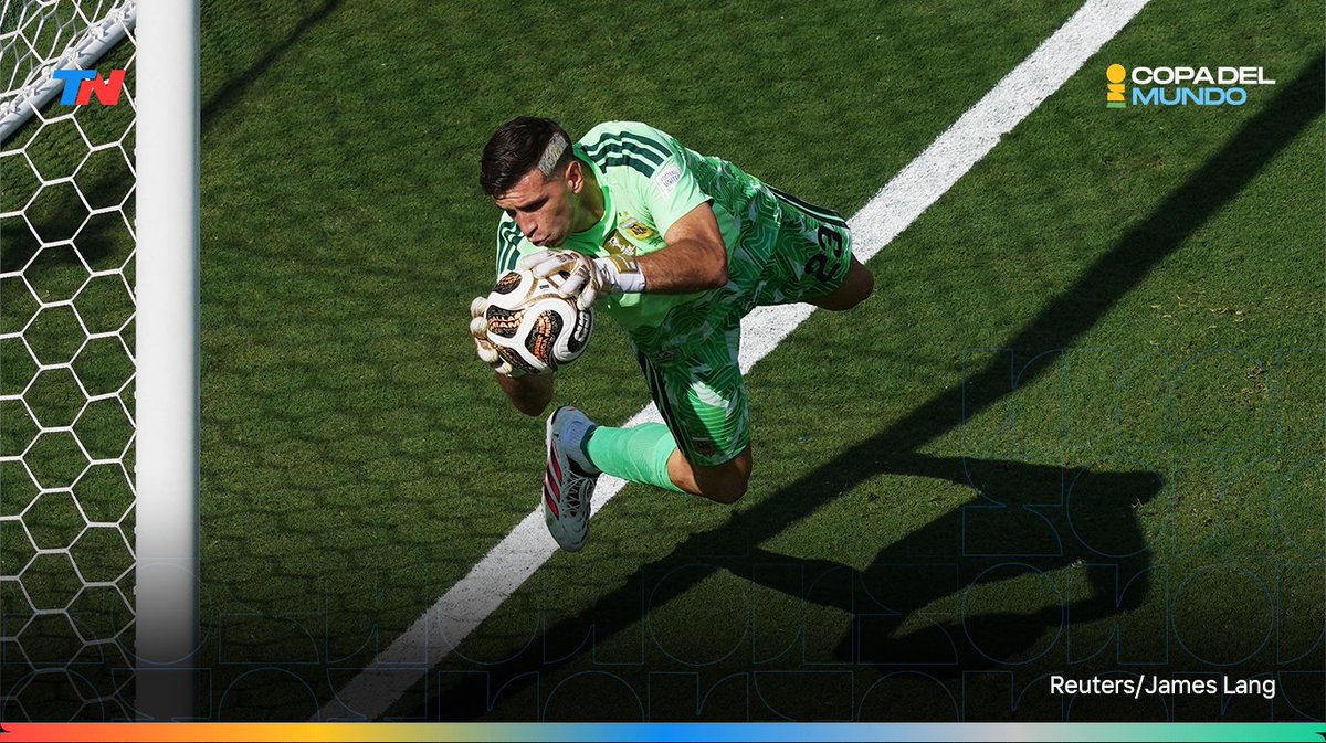 todonoticias's tweet photo. ARGENTINA 0 - ESPAÑA 0 | Al tiempo suplementario: Emiliano Martínez se quedó con la última y Argentina tendrá que jugar media hora más, con un hombre de menos.  

Viví el minuto a minuto en TN: https://t.co/WmvX057uU5 https://t.co/KfR0CxLIt3