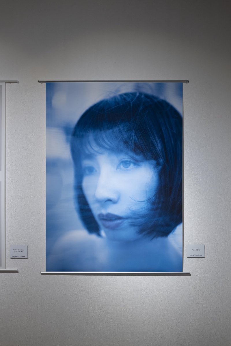 ADACHISM24's tweet photo. Closed exhibition
「KAPC関西アートフォト倶楽部
2026. PHOTO EXHIBITION IN 京都 B0展」
GALLERY Maronie 4F 2026.07.14-07.19
昨日、写真展は盛況のうちに無事終了いたしました。

祇園祭の熱気に包まれた京都で開催された、4会場同時開催の写真のお祭り。その一会場である「マロニエ」にて展示に参加させていただきました。

今回の展示を通して、以前からお会いしたいと思っていた方々とのご縁が叶い、さらに多くの新しい出会いにも恵まれたことを、とても嬉しく思っています。初めて訪れた祇園祭も存分に楽しむことができ、忘れられない数日間となりました。

出展作品では、百舌鳥まほろさんに被写体を務めていただきました。また、撮影時には友人がアシスタントとして支えてくださり、この作品はその力添えがあってこそ完成した一枚です。心から感謝しています。

作品では「水」をテーマに、水に包まれるような透明感と揺らぎを、あえてアナログ的な手法を取り入れながら表現しました。

展示はB0サイズ（1030×1465mm）の特大プリントで、撮影機材は LEICA SL2-S × ART28-45㎜/ f1.8DG DN を使用しています。

厳しい暑さのなか会場へ足を運び、作品をご覧くださった皆さま、本当にありがとうございました。皆さまとの出会いや温かいお言葉が、この展示をより特別なものにしてくださいました。心より感謝申し上げます。
#leica #ライカ #photography