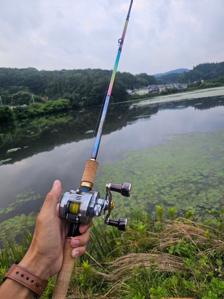 今日も朝からバス釣り🎣 早速、1匹！また、47.5cm(笑)同じやつか？ 50