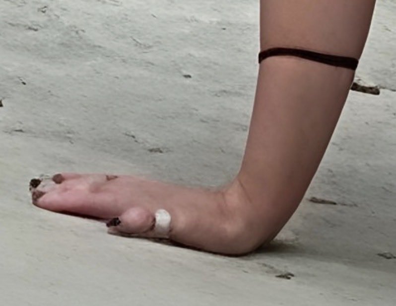 KyndriaX's tweet photo. @soup4u_ What is happening with her hands? AI? https://t.co/HGpTTkZYgF
