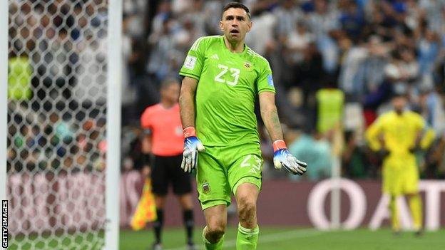TforTweets7's tweet photo. Emiliano Martínez today😭🧱👏 https://t.co/Udg7D1wkxG