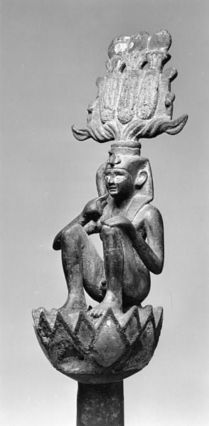 solsoledo's tweet photo. 1. Nilüfer çiçeğinden doğan Horus. MÖ. 7.-4.yy.
2. Aynı sahnenin başka bir tasviri. MÖ. 9.yy.
3. Mithra'nın ağaçtan doğuşu. MS. 2.-4.yy.
4. Musa'nın konuştuğu Yanan Çalı (Tanrı). 14.yy. https://t.co/WThIjmylQg