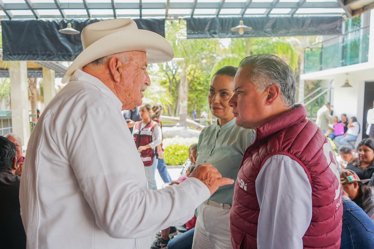 SNietoCastillo's tweet photo. La Nueva Esperanza no es solo un nombre, es lo que Querétaro merece.

Asistí al encuentro con René Bejarano, Francisco Uribe, y compañeras y compañeros del movimiento La Nueva Esperanza. Hablamos de seguridad, de dignidad, de lo que hace falta y de cómo construirlo juntos.

El cambio en Querétaro se hace en UNIDAD. La 4T avanza. 
#EsSantiagoDeQuerétaro