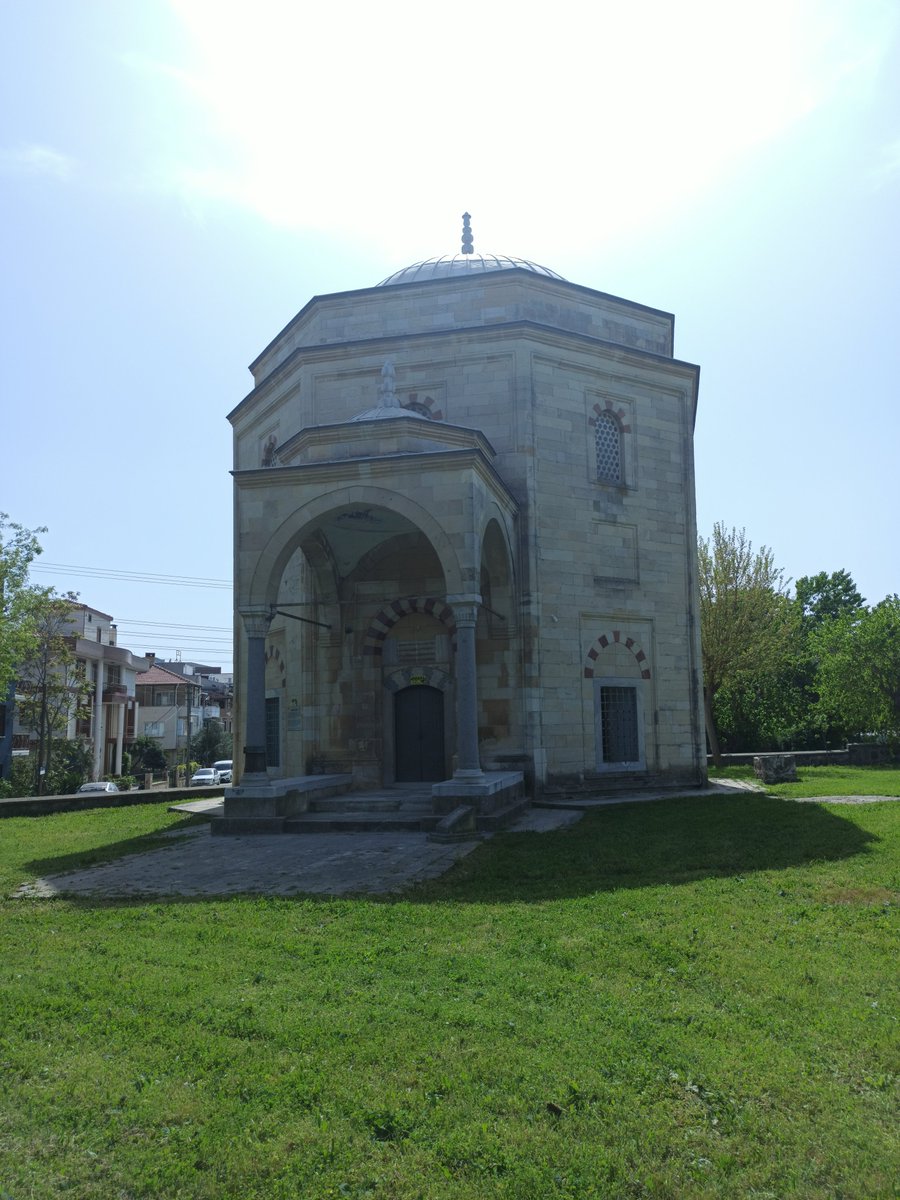 Selanikky's tweet photo. Istanbul'un ilk kadisi Hizir Bey'in oglu Yusuf bin Hizir bin Celaluddin. Lakabi ise Sinanuddin. Lakabindan sebep gunumuzde Sinan Pasa olarak aniliyor.

II. Bayezid'in kizi Munire Sultan ile sekizgen ve nispeten yuksek olan bu gorkemli turbede yatan Sinan Pasa Kaptan-i Derya ve Rumeli Beylerbeyi olarak gorev yapmis. 

Turbenin hemen karsisinda Bulent Ecevit ve Suleyman Demirel'in 80 Darbesi'nden sonra ikamet ettigi Hamzakoy Askeri Tesisleri bulunuyor. 

(Denizin kenarinda bir koy uzerinde bulunan tesislerin/bolgenin ismi cesitli kaynaklarda Hamzakoy veya Hamzaköy olarak gecmekte.)