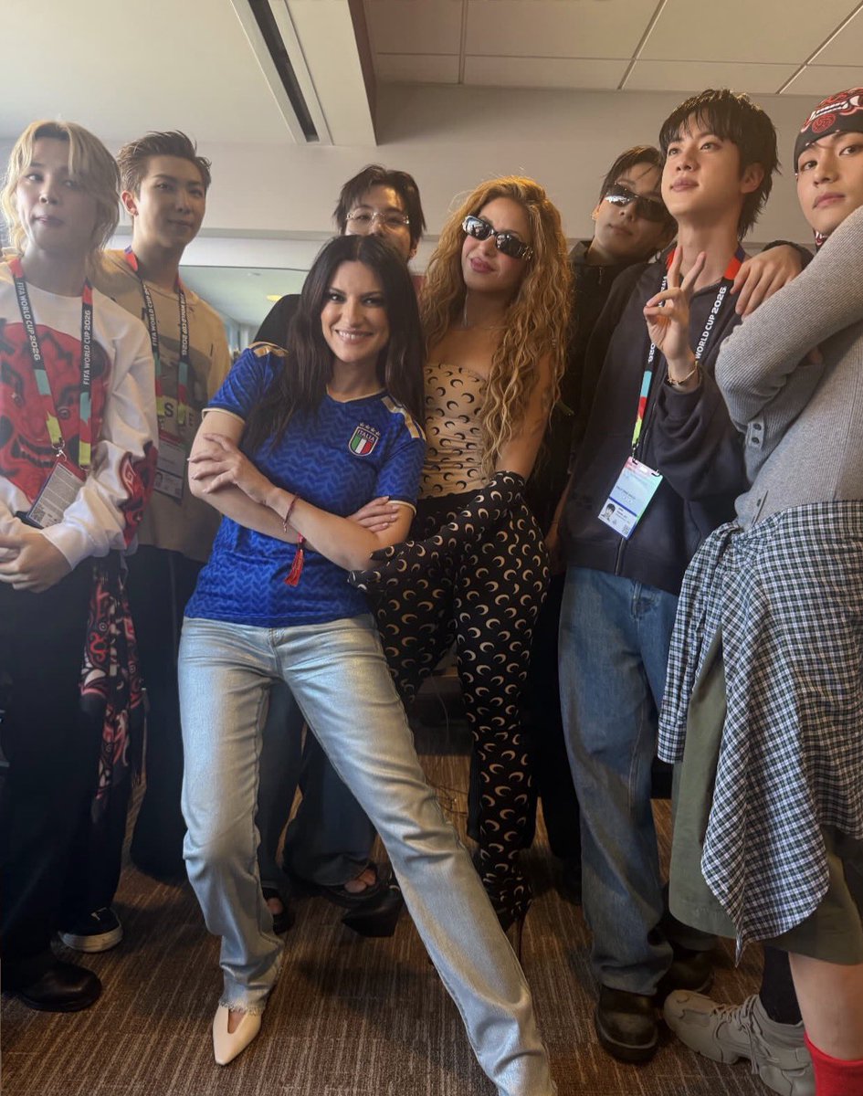 btsdaily77's tweet photo. OMG! BTS with Shakira and Laura Pausini. ⚽️ https://t.co/90QdTFVD5r