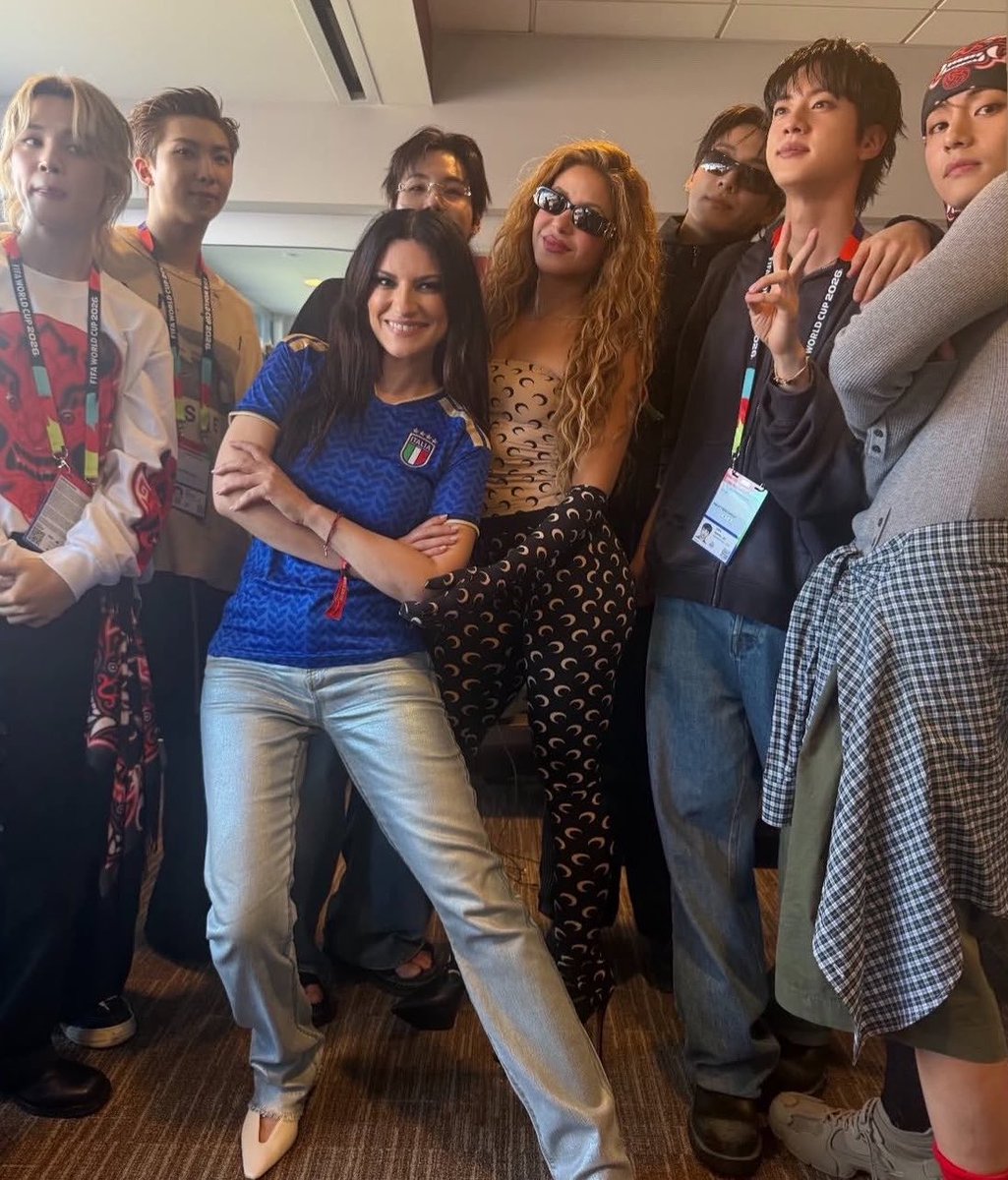 taeteluv_'s tweet photo. SHAKIRA WITH BTS https://t.co/GblDyL2lPK