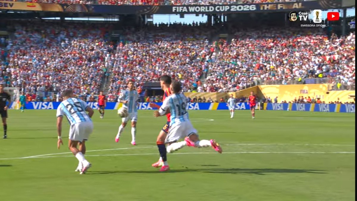levisback's tweet photo. O MAIOR ROUBA DA HISTÓRIA 

Não foi absolutamente nada

Arbitragem novamente fazendo seu papel de roubar para a Argentina https://t.co/u52b4iZs3V