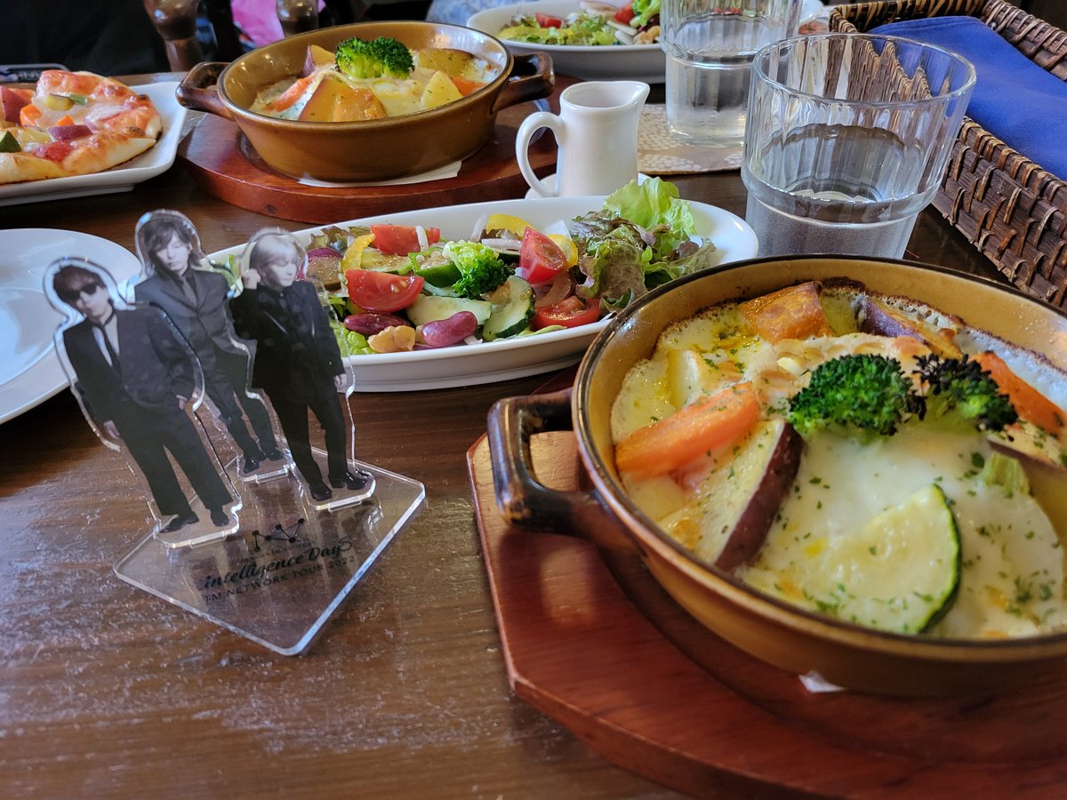 FANKS0511's tweet photo. 仲良くして貰っているFANKSさん達と一緒に😊
お席にピアノ🎹バッチリ😆😆
開店から5時間以上も・・・たくさんお喋りしました💕︎︎
居心地良かった(*^_^*)

 #TMNETWORK https://t.co/nB4VIwPv1D