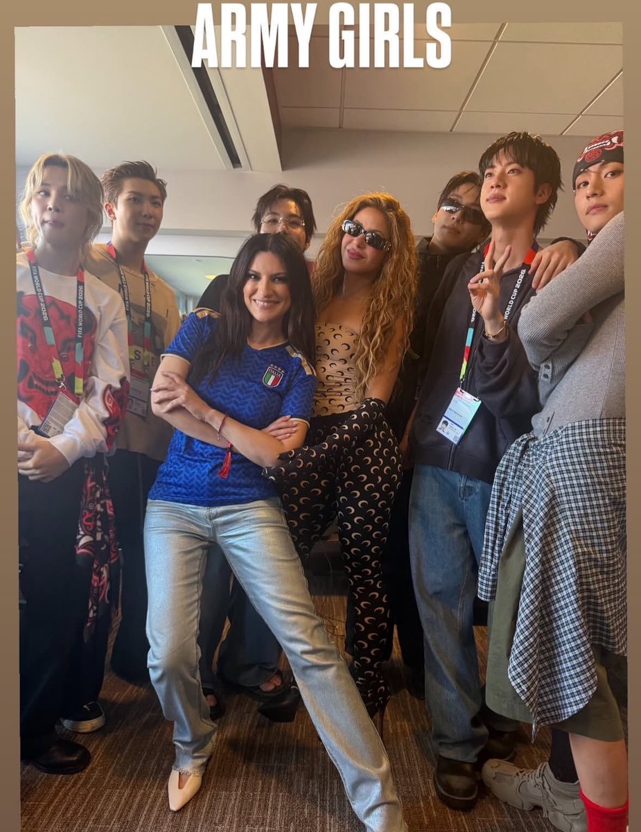 jjkgaIlery's tweet photo. BTS AND SHAKIRA OMG https://t.co/r1Nv8QucMX