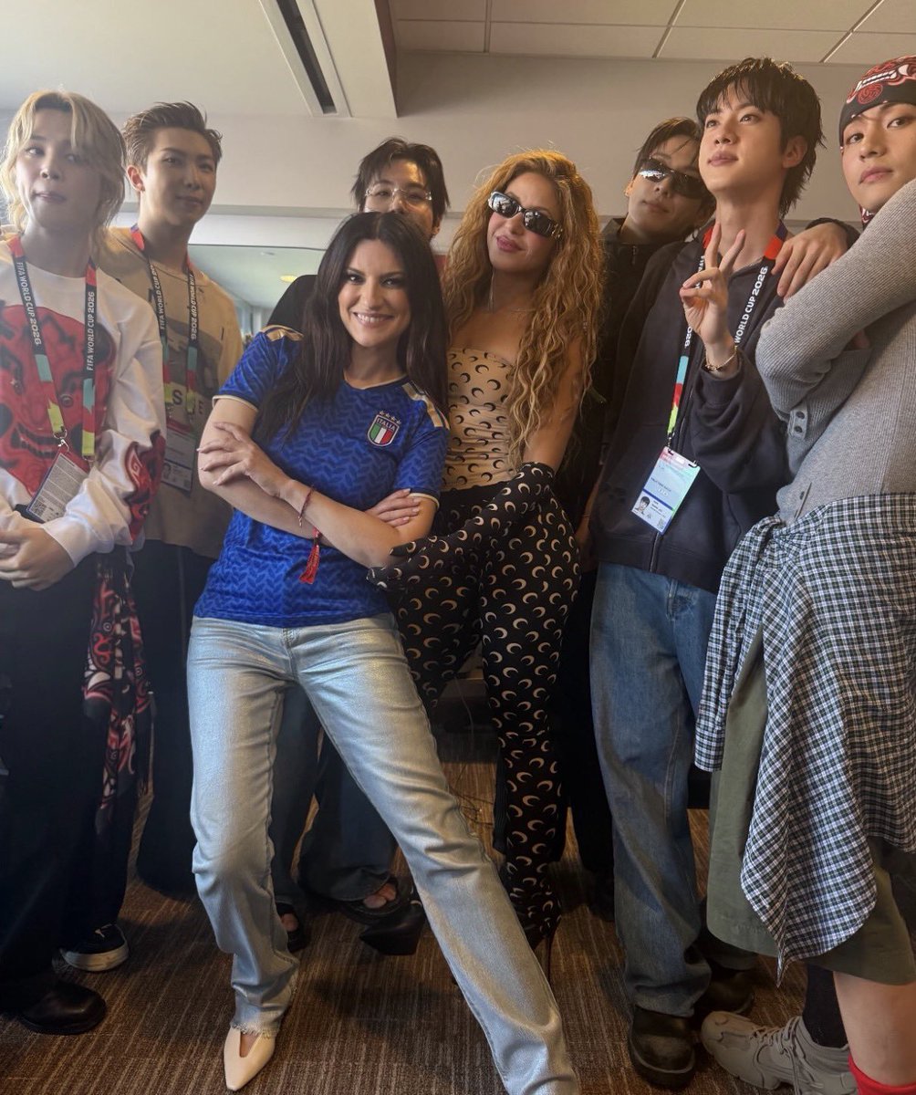 ktaehbrasil's tweet photo. LINDOS! BTS e Shakira aparecem em nova foto compartilhada por Laura Pausini em seus stories do Instagram. https://t.co/K4pHZTR4Kv