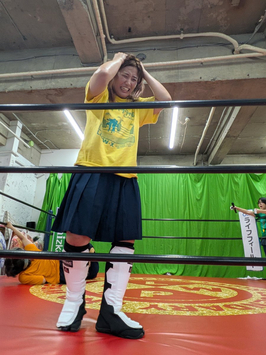 nerotanLLPW_X's tweet photo. 苦悩する里奈選手…
警戒してたあむルールが突然発動
突然フォールとは関係なく
藤原あむの身長は？
里奈選手「140㌢？」
あむ選手「違う😠」🤣
あむ選手の怒りと会場の爆笑を買ってました🤣
更にはレフェリーなのにキャサリン．からの妨害…
本人は必死なのにどんどんカオスになってしまう面白すぎる https://t.co/pLZh0aALFy