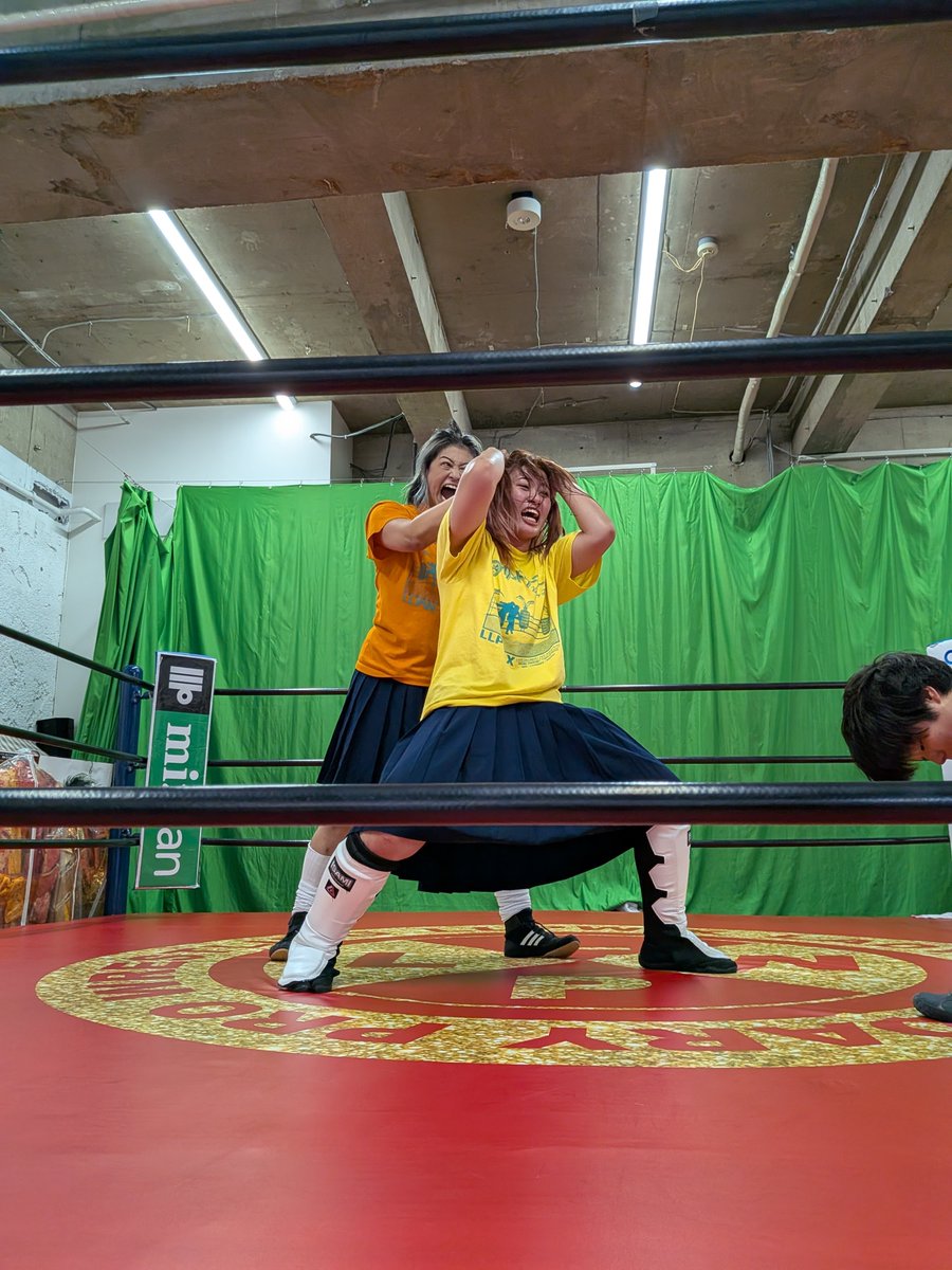 nerotanLLPW_X's tweet photo. 苦悩する里奈選手…
警戒してたあむルールが突然発動
突然フォールとは関係なく
藤原あむの身長は？
里奈選手「140㌢？」
あむ選手「違う😠」🤣
あむ選手の怒りと会場の爆笑を買ってました🤣
更にはレフェリーなのにキャサリン．からの妨害…
本人は必死なのにどんどんカオスになってしまう面白すぎる https://t.co/pLZh0aALFy
