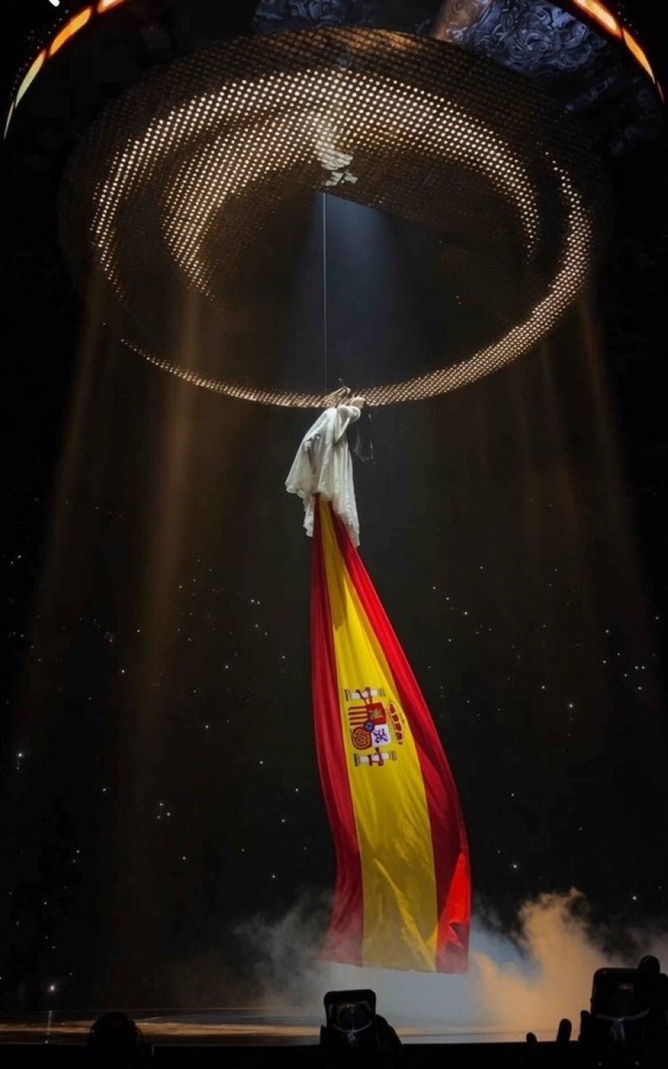 Ariana Grande Spain tweet media