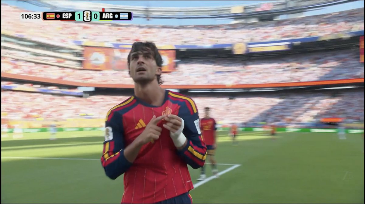 ofootball__'s tweet photo. WHAT. A. MOMENT. 🤯🇪🇸

 FERRAN TORRES HAS DONE IT! 🏆 https://t.co/1sbHtGsRH8