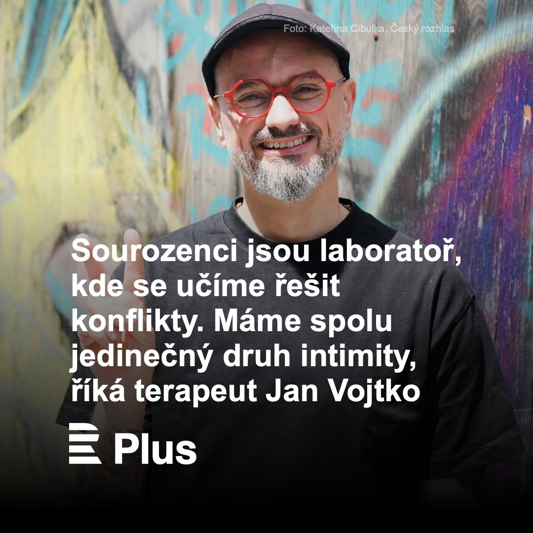 CRoPlus's tweet photo. „Je to velmi blízké, když spolu máme pokojíček, spíme na palandě, jíme, bydlíme, vidíme se nazí... Je to velký zdroj blízkosti, kterou se učíme,“ přibližuje sourozenecké vztahy terapeut a spisovatel @Ganapatijan. #LeonardoPlus moderuje @FenykovaSarka. 🔗 https://t.co/A6sfRwCPbQ https://t.co/EfnfU6hbW0