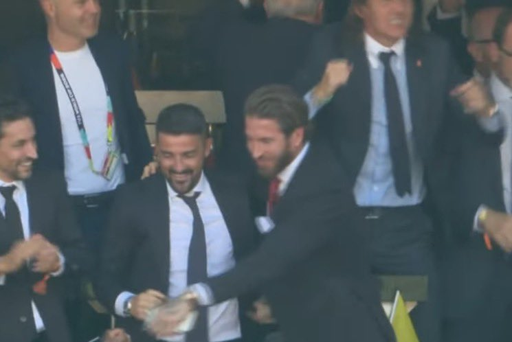 TouchlineX's tweet photo. 📸 - SPAIN'S LEGENDS ARE CELEBRATING! https://t.co/xAE6THvLHt