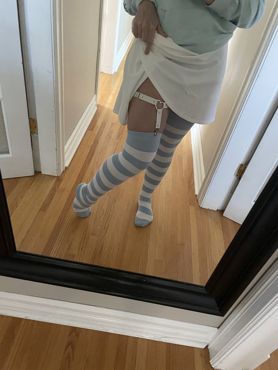 CuteWarmFemboy's tweet photo. This is how I usually look playing games :3 https://t.co/XwCJydzWQK