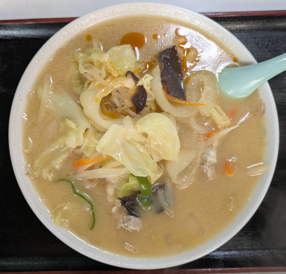 osamitsu0371's tweet photo. 鹿角市  寿ドライブイン
みそラーメン(980円)
出てきた瞬間からニンニクの香りが！優しい味噌󠄀スープを楽しみながらモチモチ卵麺をススル！「ん〜めぇ～〜〜っ！」🤣野菜もたっぷり入っていて腹いっぺ💦ラー油のちょい足しも合います👍 https://t.co/sUEflFGDC6