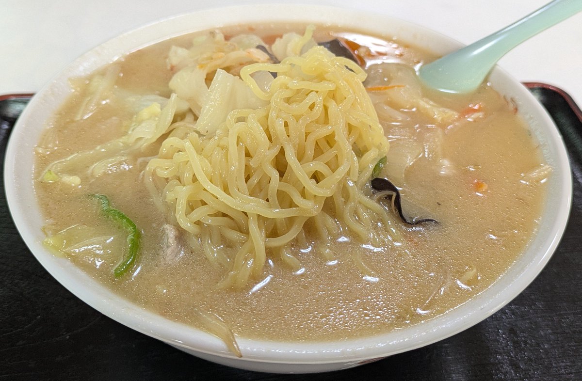 osamitsu0371's tweet photo. 鹿角市  寿ドライブイン
みそラーメン(980円)
出てきた瞬間からニンニクの香りが！優しい味噌󠄀スープを楽しみながらモチモチ卵麺をススル！「ん〜めぇ～〜〜っ！」🤣野菜もたっぷり入っていて腹いっぺ💦ラー油のちょい足しも合います👍 https://t.co/sUEflFGDC6