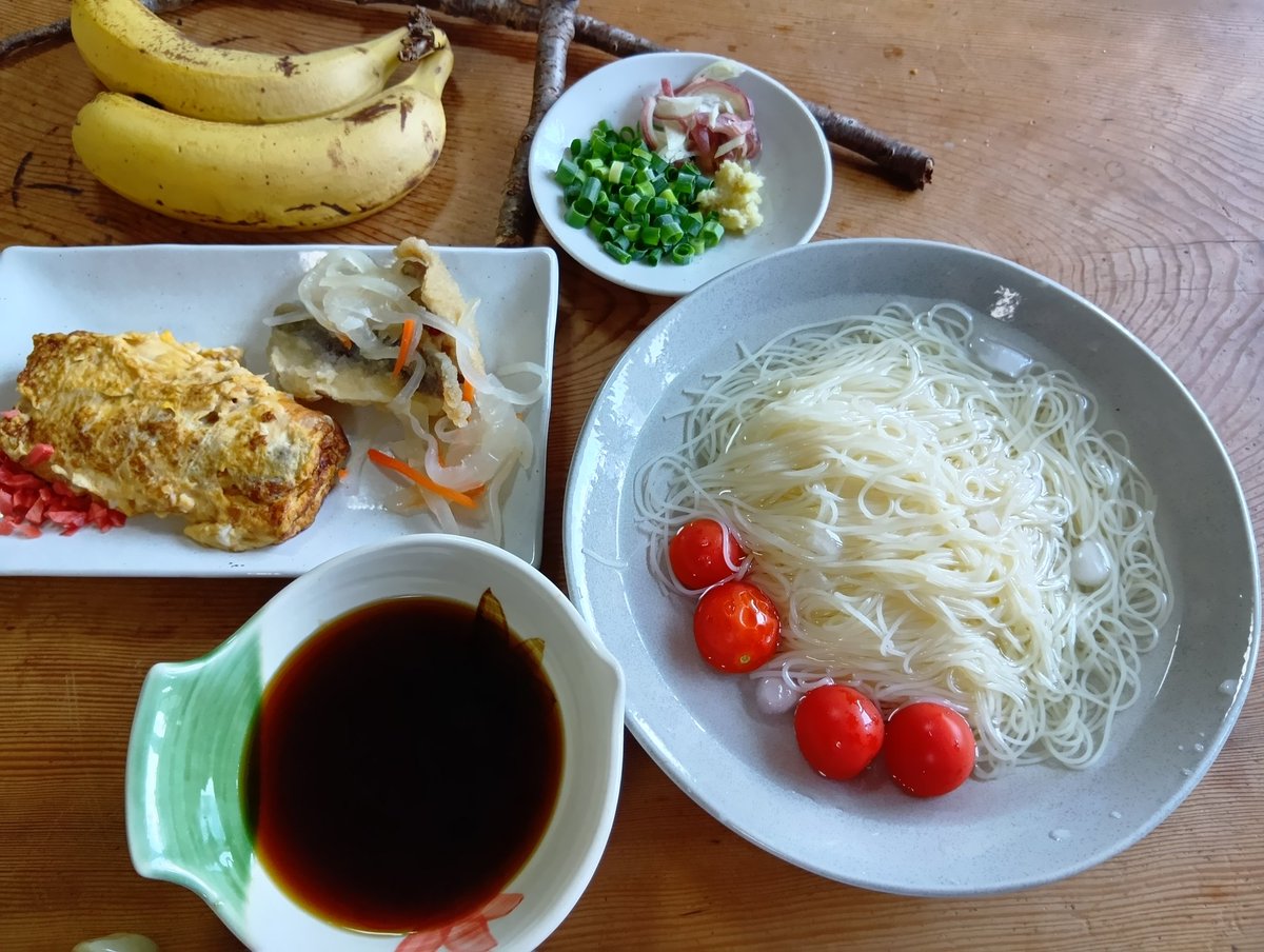 ShimotsuTakuya's tweet photo. 素麺やっぱり揖保乃糸🎶
しいたけつゆ、最近CMやり始めましたね。これでだし巻き作ると安い居酒屋のは軽く超えてくる(笑)
海の日のお昼ごはん頂きます。 https://t.co/SNNkWrdi9p