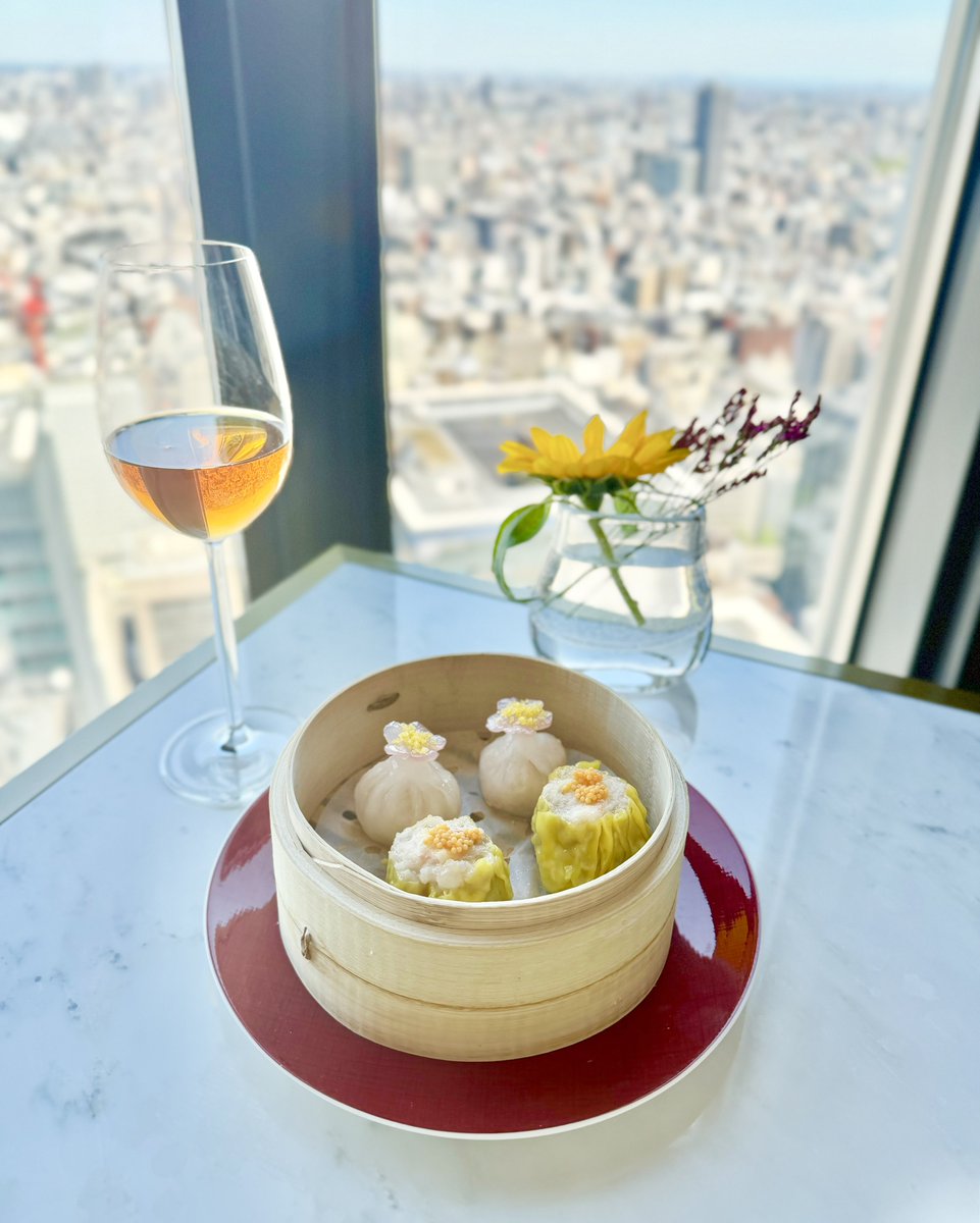 Savoy_truffe's tweet photo. マンダリンオリエンタル東京の飲茶オーダービュッフェ。手作り点心20種類以上を、雲上のような37Fの天国から楽しめます。もちもち皮が本家・香港よりおいしく、トリュフや蟹の蒸餃子など高級飲茶の頂点を王様のように注文できます。控えめに言ってもちもち界の天国。梅雨明けで景色も◎ センス・三越前 https://t.co/LkpYBXILD9