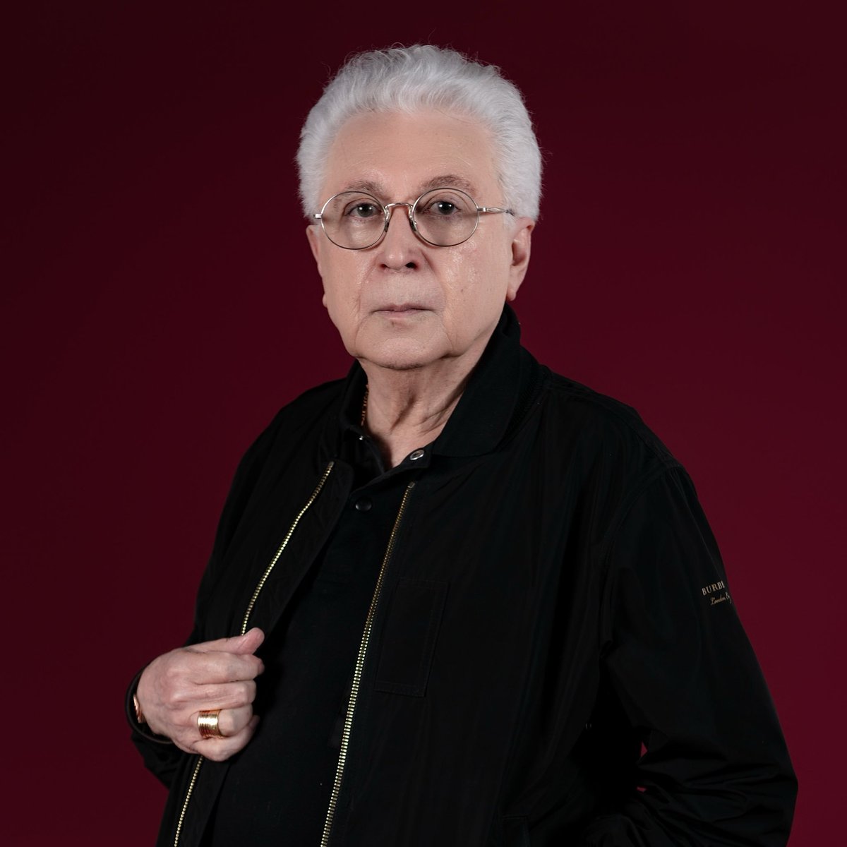 forumeplay's tweet photo. FOM FOM: Aguinaldo Silva renovou seu contrato com a Globo até o fim de 2029. O atual vínculo, firmado especialmente para Três Graças, será encerrado no final deste ano. O autor já trabalha no desenvolvimento da sinopse de uma nova novela para a faixa das 21h, consolidando seu retorno à dramaturgia da emissora.