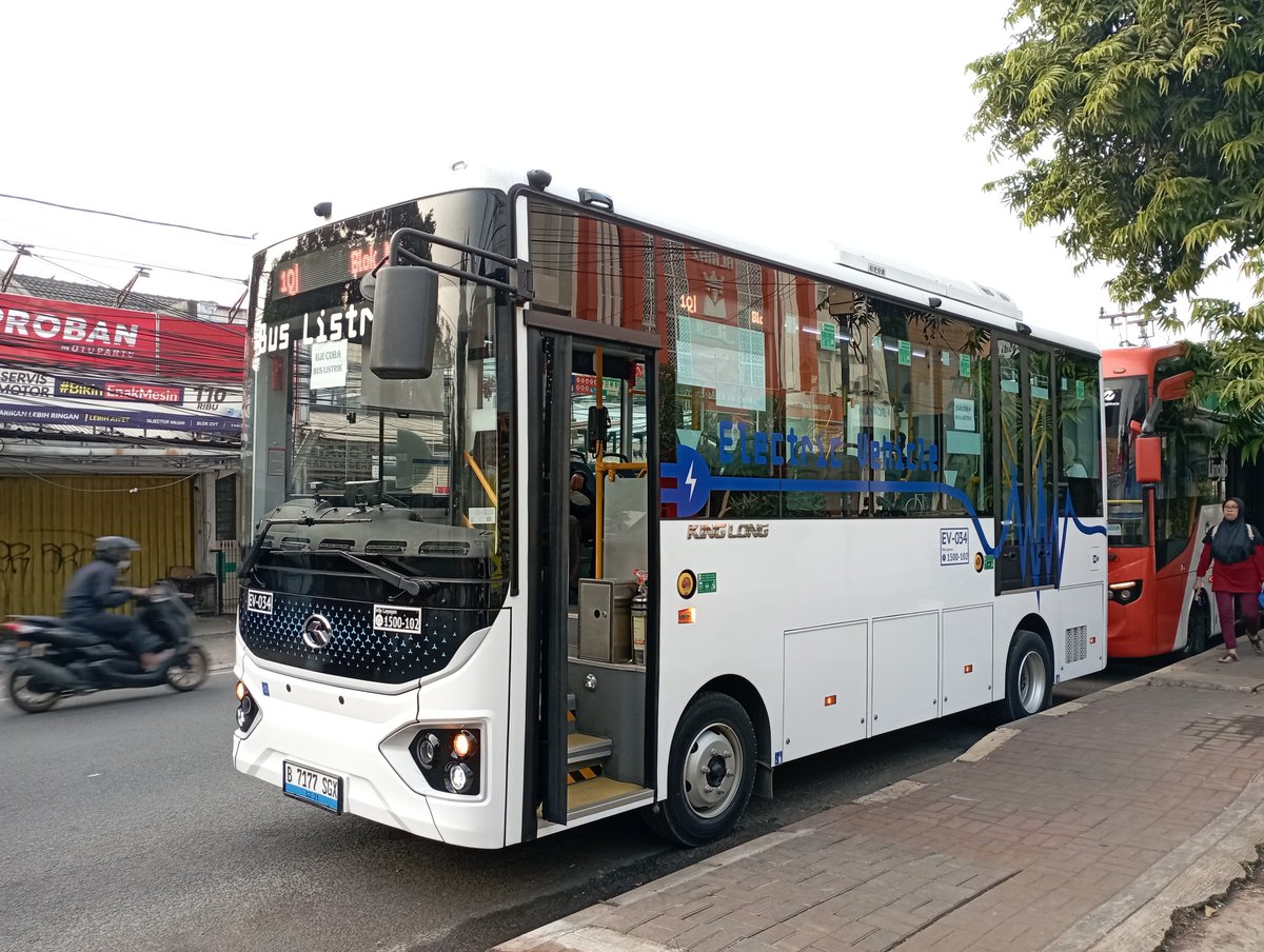 trufflecaesar97's tweet photo. ujicoba Kinglong PEV8 EV Medium Bus di koridor 1Q (Blok M-Rempoa via Tanah Kusir)

@txttransportasi 
@calomagang 
@khadajhin__ 
@BuswayFansC 
@BahasBus 
@AdiiAFVs
@Fauzi_png 
@TfJakarta https://t.co/MgBb4hAoVl