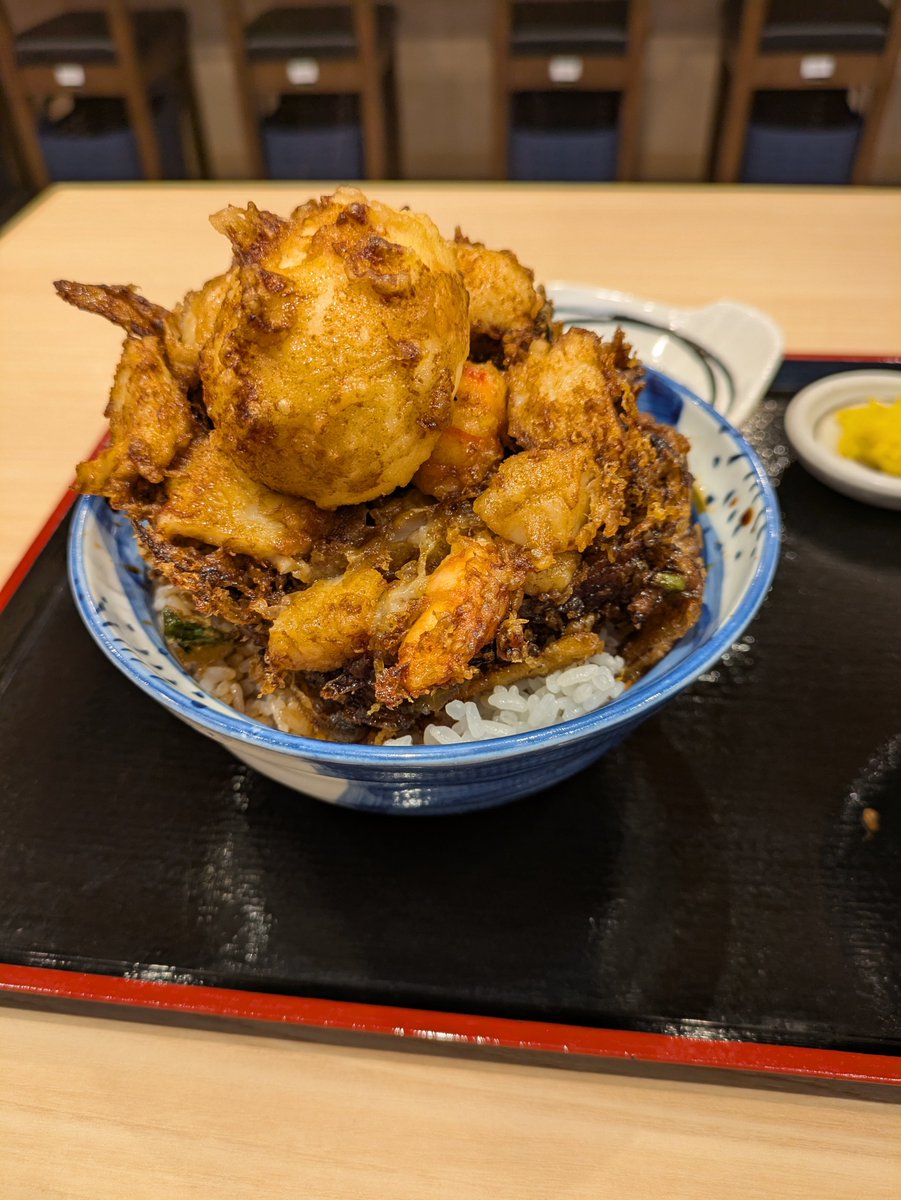 redlark's tweet photo. 今日のお昼は神田のとろたくさん
海鮮MIXかき揚げ半熟玉子天丼
エビイカホタテが入ったかき揚げと半熟の玉子天
タレくぐらせ系なのでサックリ感はないけどなかなかうまかった

#神田 #海鮮 #天丼 https://t.co/tmdGER95t0