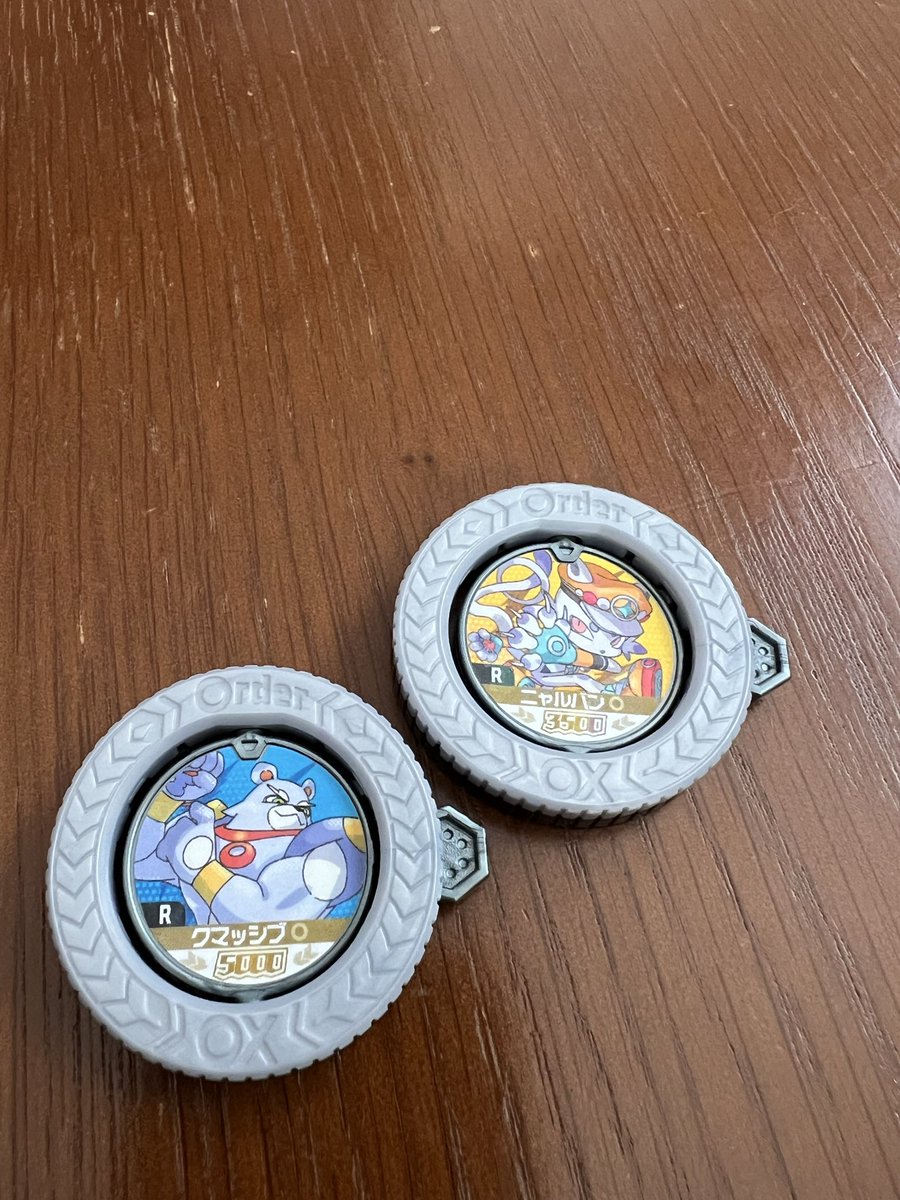 mao_io_'s tweet photo. バリバリバース個人的にベイブレードより好き
3:3マッチたのすぃ
ポッチ側かその反対側を叩くと中央のキャラが
反転して勢いよくぶっ飛ぶ
裏返しになるか、場外でアウツ
相手の色のまま生きてたら
表示されてるOX値でバトル
攻>受なら受負
受>攻ならセットし直してバトル継続
(攻め側が消える事はない https://t.co/ayb6wsRr5U