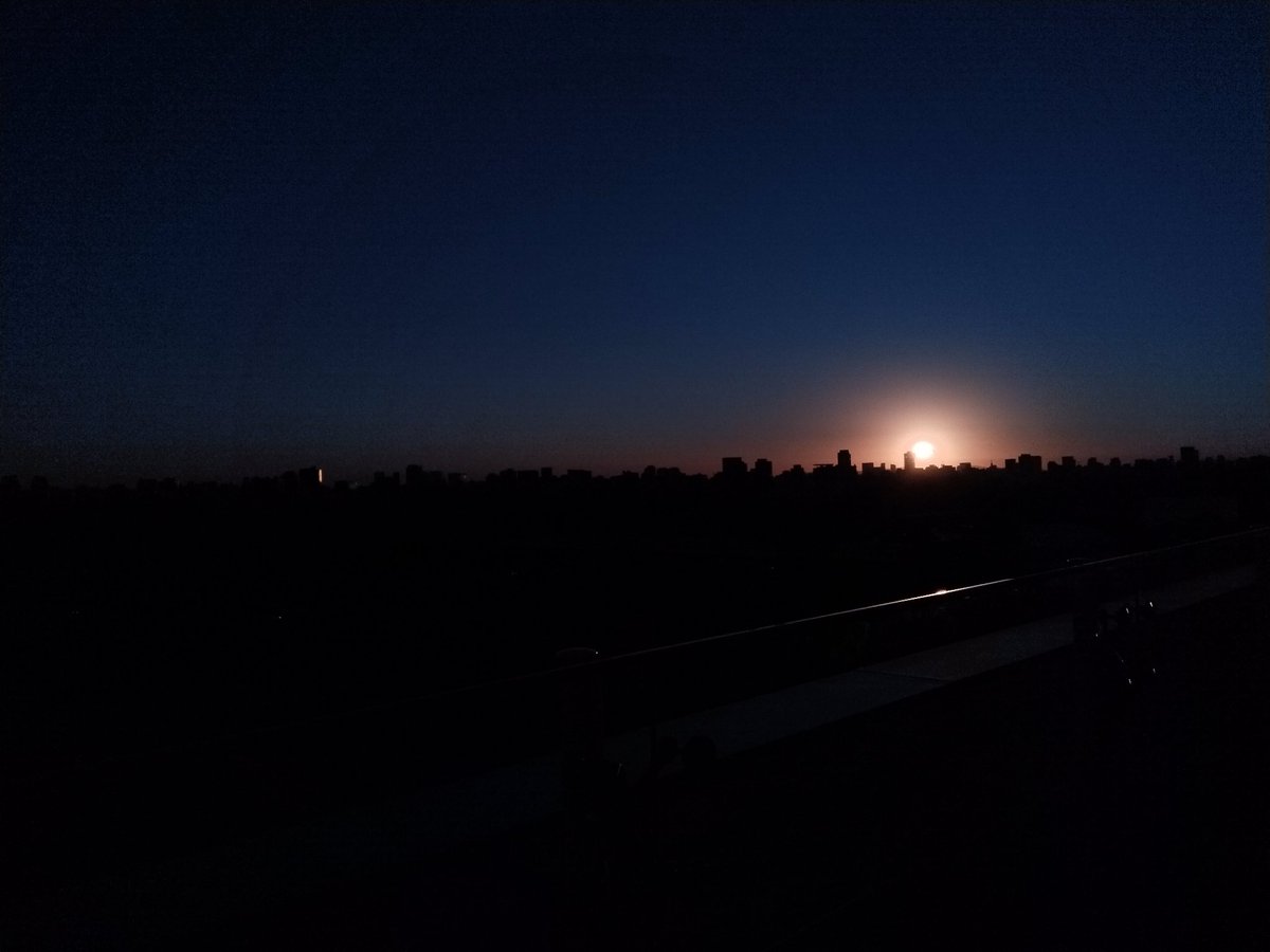 jhonandersonss's tweet photo. Uma amostra de como o balanço de branco selecionado na hora da fotografia pode mudar completamente a forma como algo é apresentado e até como passa uma energia diferente...

#SaoPaulo #Fotografia #PorDoSol #Mirante https://t.co/lDTeZPXUNy