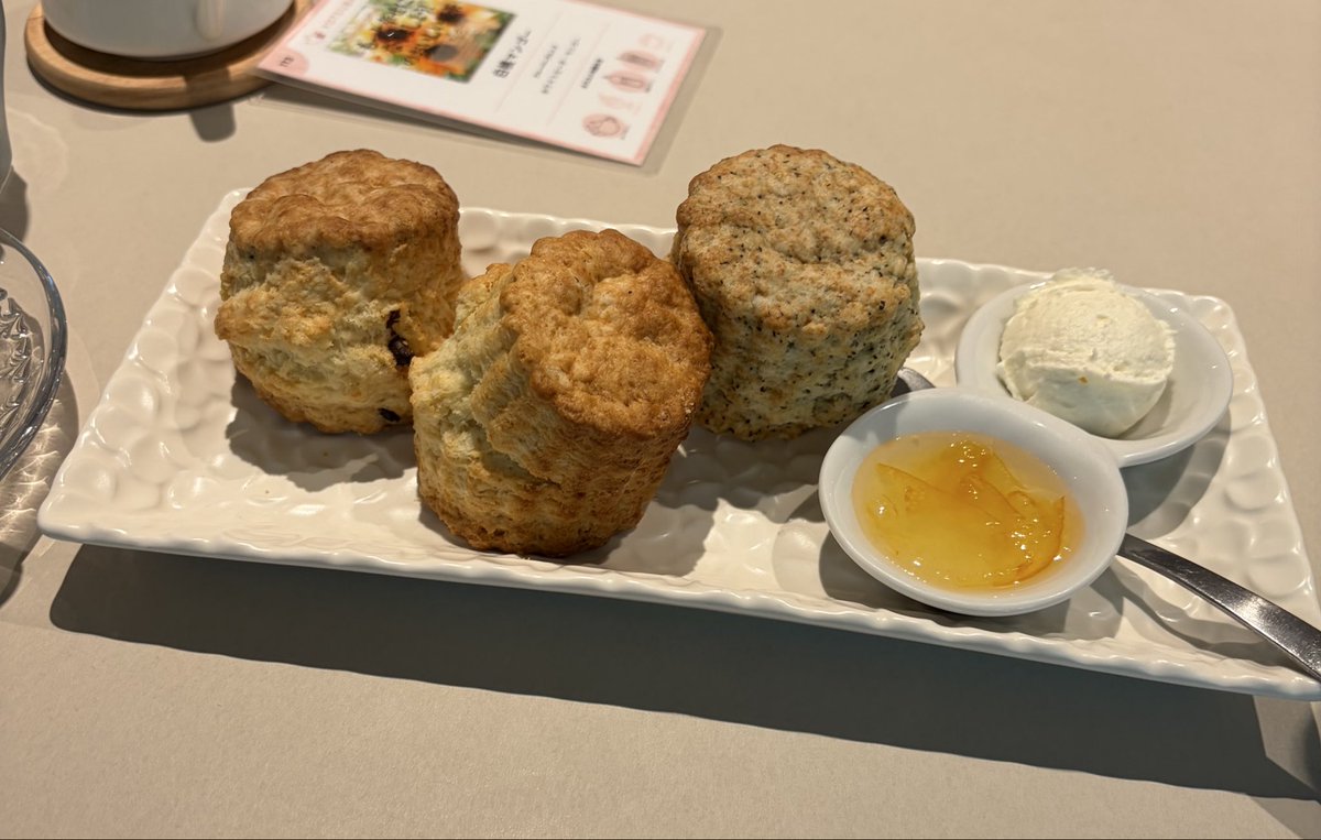 wallmaria_'s tweet photo. スコーン食べ放題
グルテンさいこー！ https://t.co/oHZktmfGFp