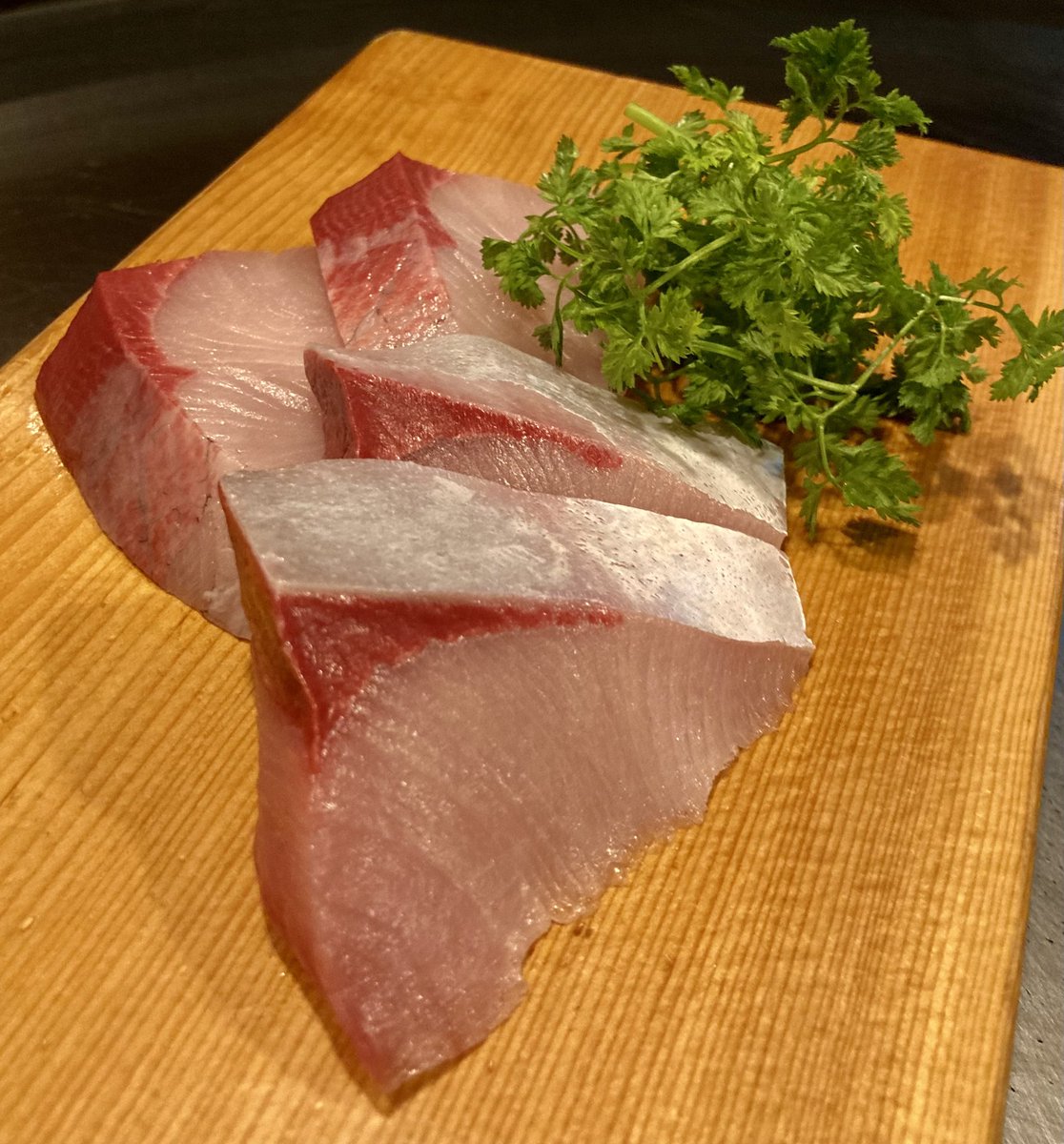KYama0608's tweet photo. こんにちは^ ^
香月店長の山岸です♪

今回のご紹介です。

「カンパチソテー」
上品な味で栄養価も高い、今が旬の魚！
1人前¥1,500

「トレス・バゴス・ビオロジコ」
調和の取れた味わいが印象的な自然派白ワイン。
グラスのみの提供¥1,400

是非、ご賞味ください🙂‍↕️

＃盛岡鉄板焼き ＃香月 https://t.co/eg9VnG5vXh