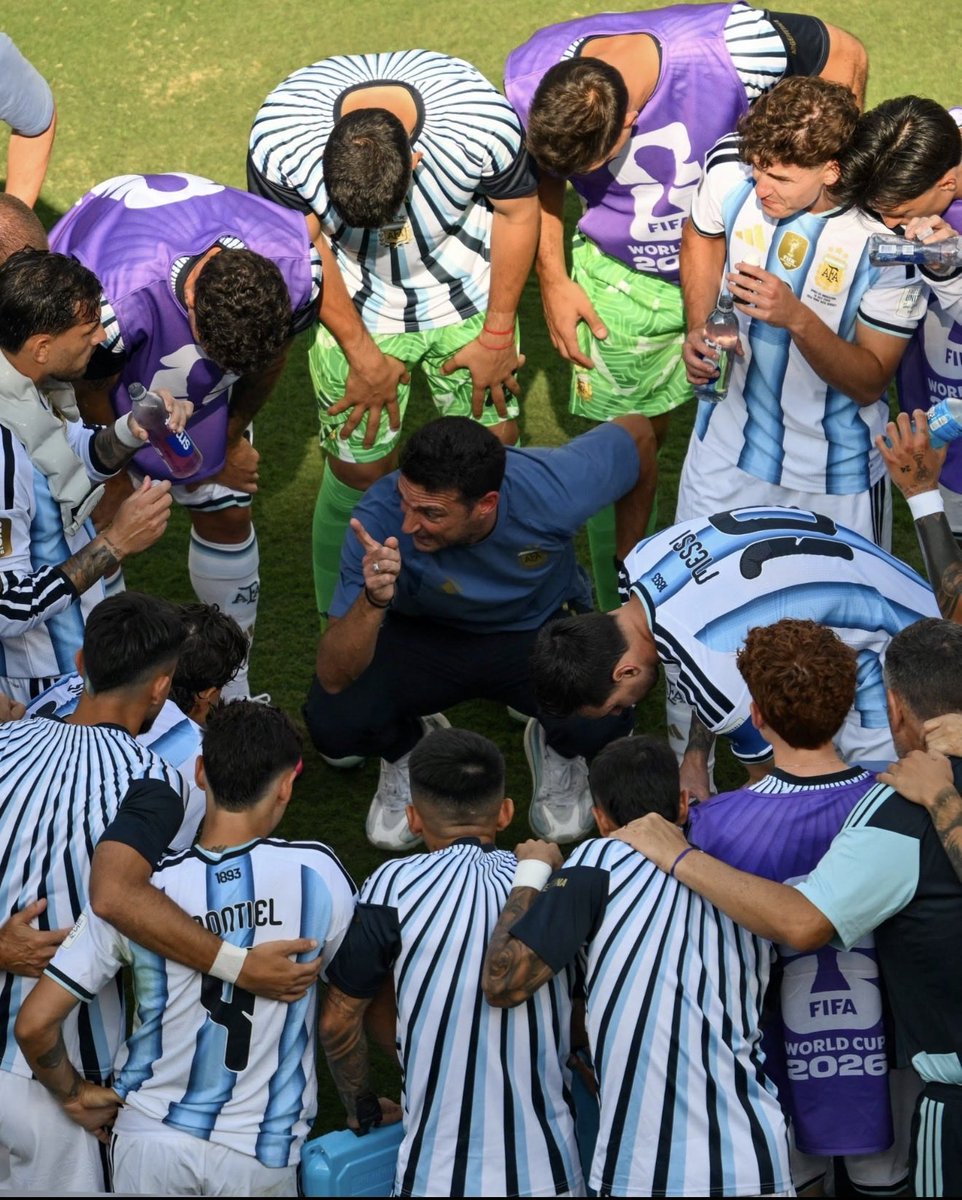 scdhaaaj's tweet photo. Simplemente gracias argentina 
Más orgulloso que nunca de nuestros colores 🇦🇷🙏🏻
#AAAJ #AAAJSOMOSTODOS https://t.co/rR1wnQmaM4