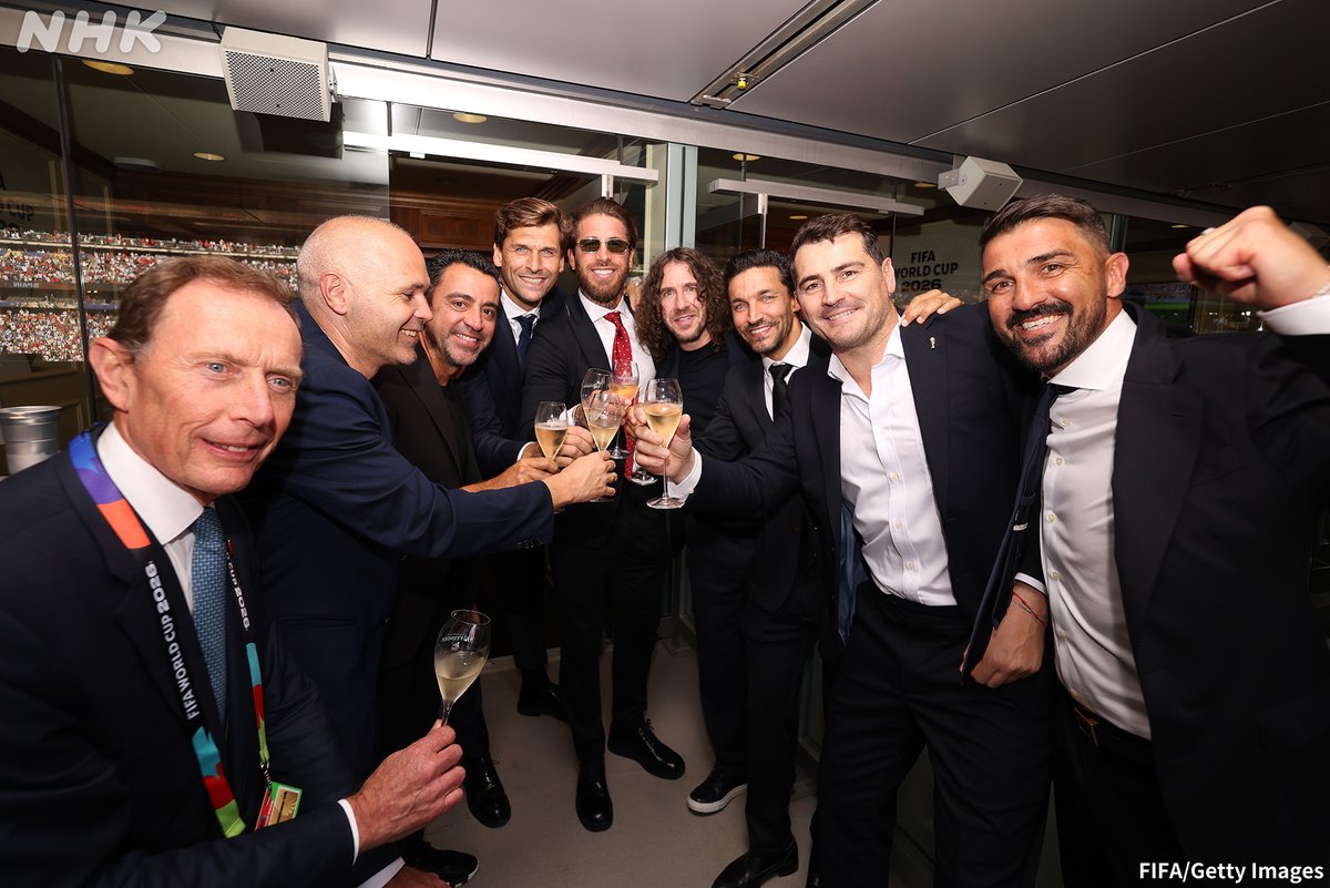 NHK_soccer's tweet photo. ⚽️サッカー FIFAワールドカップ2026⚽️
決勝 🇪🇸スペイン × アルゼンチン🇦🇷

スタジアムにはレジェンドたちが集結📸

スペインの優勝を喜ぶ
2010年大会優勝メンバーの姿も

みなさんは何人わかりますか？

🔽決勝の見逃し配信は
https://t.co/T2voAN1UVd
 
#FIFAWorldCup
#そのすべてをNHKで https://t.co/yiFpn5frXm