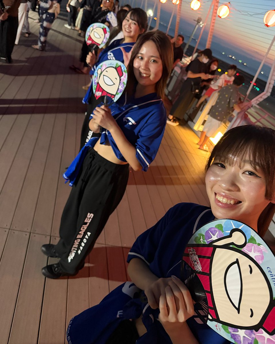 feclaw's tweet photo. ／
第16回 セントレア盆踊り✨
EVENT REPORT
＼

🗓️7月19日
🏀SUU,ERENA,MARIA,REINA,MAMIKO
🎉第16回セントレア盆踊りに参加しました☺️
ステージでパフォーマンスをはじめ、サブリーダーのSUUがMCとなり盆踊りの思い出トークなどをさせていただきました🥺

最後はスカイデッキでのセントレア盆踊り✈️
昨日に引き続き、爽やかな風がある中での盆踊りは最高でした🛫

ご参加いただいたみなさま‼️
ありがとうございました🦅💙

#FE名古屋 #Bリーグ #Bチア
