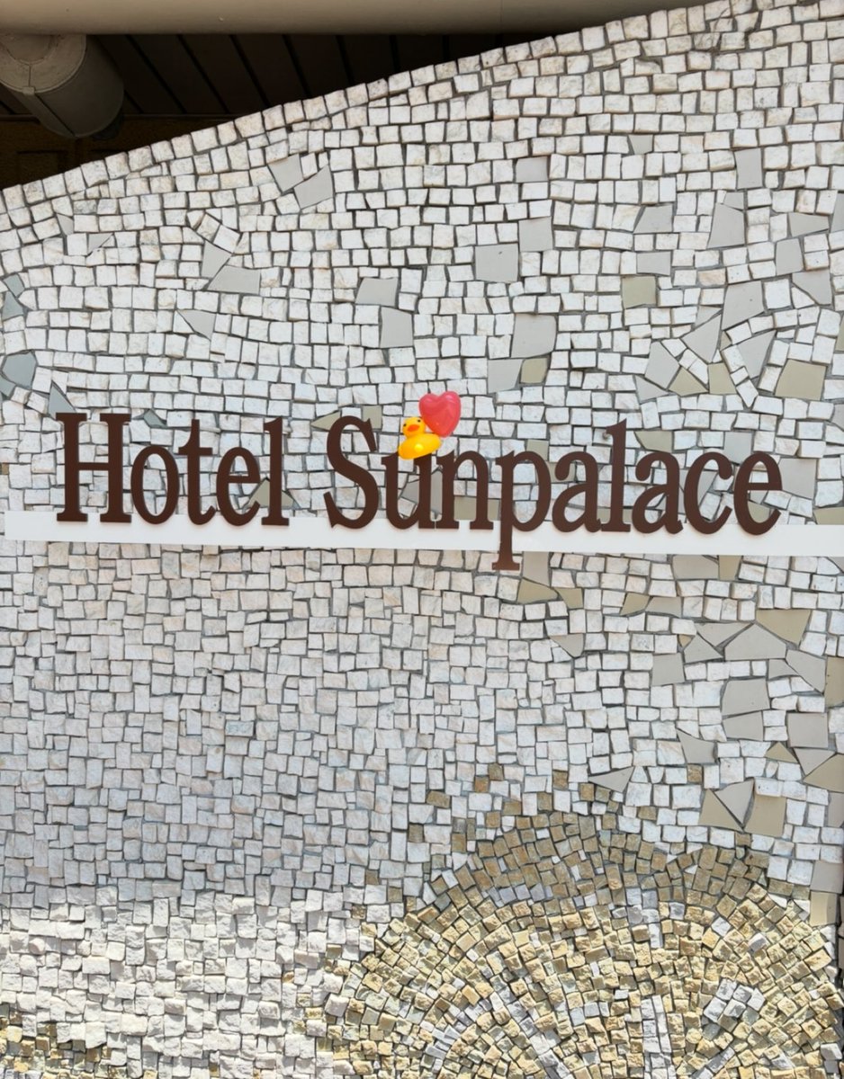SUNPALACE1394's tweet photo. どーでもいい話しをしていいですか❓🙄
目上の人から🍫チョコレートを
食べ比べて欲しいと差し出され
でも、私🍫ダメで…😇
でも食べれないって言えなくて…
カカオ70%？と、86%？
無理くり食べたんですが、案の定
気分悪くなりまして…＿|￣|○ il||li💦

どーしたらうまく断れるのかしら❓
って話😇w https://t.co/QRBLJoaB8w