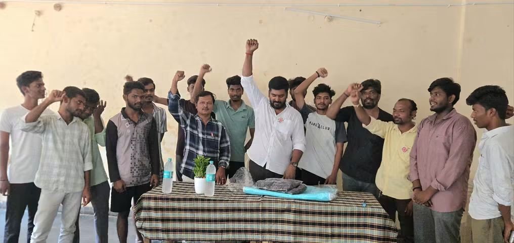 GunukulaKishore's tweet photo. నెల్లూరు: ఏసీ స్టేడియం సమీపంలోని సాంఘిక సంక్షేమ వసతి గృహంలో హాస్టల్ వార్డెన్ శ్రీనివాస్ నాయక్ ఆహ్వానం మేరకు జనసేన నాయకులు కిషోర్ గునుకుల విద్యార్థులకు ప్రభుత్వం అందించిన మౌలిక వసతులైన బట్టలు, దుప్పట్లు, టవల్లు, షూస్ పంపిణీ కార్యక్రమంలో పాల్గొన్నారు. ఈ సందర్భంగా విద్యార్థులకు అవసరమైన ఇతర క్రీడా సామగ్రి కూడా ఇప్పటికే అందజేసినట్లు తెలిపారు.

శ్రీ #PawanKalyan గారు ఎప్పుడూ సమాజంలోని చివరి వ్యక్తికీ అవకాశాలు చేరేలా కూటమి ప్రభుత్వం కృషి చేస్తోంది...

ప్రభుత్వం కల్పిస్తున్న ప్రతి అవకాశాన్ని సద్వినియోగం చేసుకోండి. కష్టపడి చదవండి.

సాంఘిక సంక్షేమ వసతి గృహంలో విద్యార్థులకు మౌలిక వసతుల పంపిణీ –

#KishoreGunukula - #JanaSena  
#JanaSenaParty 

కార్యక్రమానికి ముందు హాస్టల్ ఆవరణలో ఉన్న భారత రాజ్యాంగ నిర్మాత #DrBRAmbedkar విగ్రహానికి పూలమాల వేసి ఘనంగా నివాళులర్పించారు. అనంతరం విద్యార్థులతో కలిసి "జోహార్ డాక్టర్ బి.ఆర్. అంబేద్కర్" అంటూ నినాదాలు చేశారు.

ఈ సందర్భంగా కిషోర్ గునుకుల మాట్లాడుతూ, అన్ని వర్గాల ప్రజలకు సమానంగా విద్యా అవకాశాలు కల్పించే గొప్ప రాజ్యాంగాన్ని అందించిన మహనీయుడు డాక్టర్ బి.ఆర్. అంబేద్కర్ గారికి శతశః వందనాలు అని తెలిపారు.

అనంతరం విద్యార్థులను ఉద్దేశించి మాట్లాడుతూ, ప్రభుత్వం కల్పిస్తున్న ప్రతి అవకాశాన్ని పూర్తిగా వినియోగించుకోవాలని సూచించారు. "మీ భవిష్యత్తు మీ చేతుల్లోనే ఉంది. ప్రభుత్వం కల్పిస్తున్న సౌకర్యాలు, వసతి, పోటీ పరీక్షల కోచింగ్, ట్యూషన్లు వంటి అవకాశాలను సద్వినియోగం చేసుకుని ఉన్నత లక్ష్యాలను సాధించాలి. బాగా చదివి మీ తల్లిదండ్రులకు, హాస్టల్‌కు, ఉపాధ్యాయులకు, ప్రభుత్వానికి మంచి పేరు తీసుకురావాలి" అని అన్నారు.

#DeputyCMPawanKalyan జనసేన పార్టీ అధ్యక్షులు శ్రీ #PawanKalyan గారు చెప్పినట్లుగా సమాజంలోని చివరి వ్యక్తికీ అవకాశాలు చేరేలా కూటమి ప్రభుత్వం కృషి చేస్తోందని, విద్యార్థుల సంక్షేమాన్ని అత్యంత ప్రాధాన్యంగా తీసుకుని ముందుకు సాగుతోందని పేర్కొన్నారు.

గౌరవ ముఖ్యమంత్రి శ్రీ #NaraChandrababuNaidu గారు, ఉప ముఖ్యమంత్రి మరియు జనసేన పార్టీ అధ్యక్షులు శ్రీ కొణిదెల పవన్ కళ్యాణ్ గారు, అలాగే విద్యాశాఖ మరియు సాంఘిక సంక్షేమ శాఖల సమన్వయంతో విద్యార్థుల సంక్షేమానికి అనేక కార్యక్రమాలు అమలు అవుతున్నాయి. విద్యకు, యువతకు, పేద కుటుంబాలకు అండగా నిలవాలనే సంకల్పంతో కూటమి ప్రభుత్వం ముందుకు సాగుతోంది.

హాస్టల్ అభివృద్ధి అంశంపై మాట్లాడుతూ, గత నెలలో హాస్టల్‌లో అవసరమైన మరమ్మతులు, మౌలిక వసతుల అభివృద్ధిపై అధికారుల దృష్టికి తీసుకెళ్లామని, ప్రస్తుతం అంచనాలు (ఎస్టిమేట్) సిద్ధమవుతున్నాయని, త్వరలోనే హాస్టల్ పునరుద్ధరణ పనులకు ప్రభుత్వం ముందడుగు వేస్తుందని ఆశాభావం వ్యక్తం చేశారు.

దూర ప్రాంతాల విద్యార్థులు పట్టణాల్లో విద్యాభ్యాసం కొనసాగించేందుకు సాంఘిక సంక్షేమ వసతి గృహాలను ప్రభుత్వం మరింత అభివృద్ధి చేస్తోందని, ప్రతి విద్యార్థి ఈ అవకాశాలను వినియోగించుకుని ఉన్నత విద్యను అభ్యసించి సమాజానికి ఆదర్శంగా నిలవాలని పిలుపునిచ్చారు.

ఈ కార్యక్రమంలో హాస్టల్ వార్డెన్ శ్రీనివాస్ నాయక్, విద్యార్థులు, సిబ్బంది మరియు పలువురు పాల్గొన్నారు..

#PawanKalyanAneNenu #Nellore #Hostels #Andhrapradesh #BRAmbedkar