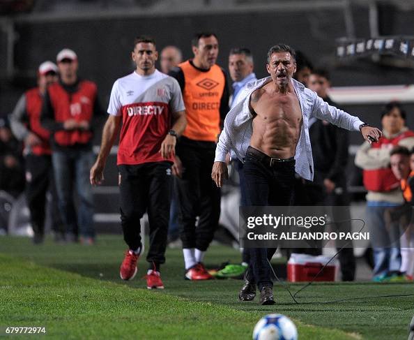 statiskick's tweet photo. Iya, cuma ada dua orang Argentina yang pernah berseragam Arsenal, satu Emi Martinez, satu lagi orang ini : https://t.co/8Bo2e1m6Xu