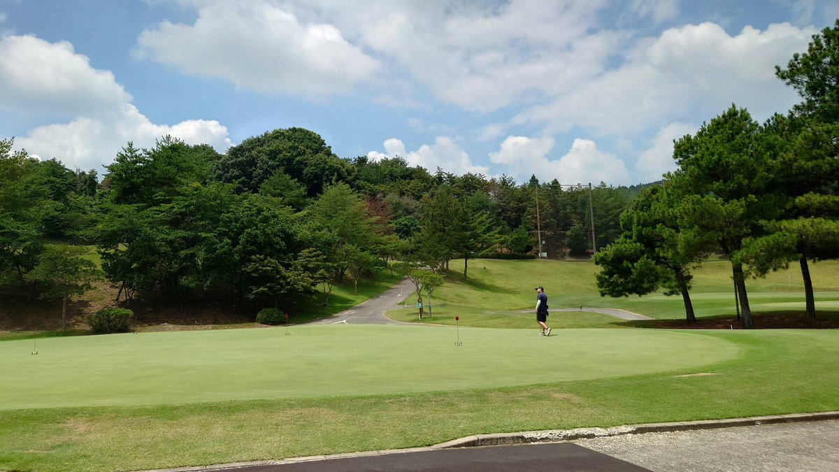 fcjungle14's tweet photo. 三連休の最後は午後スルーゴルフです😊
今日は亀岡カントリークラブでの初ラウンド🏌️‍♂️
スタートは12:30と灼熱ですが今日も楽しみます☺️
そして本日はニューパターのデビュー戦‼️
今から練習グリーンで感触を確かめます😁
#イマソラ https://t.co/9FcVnL6Ypq
