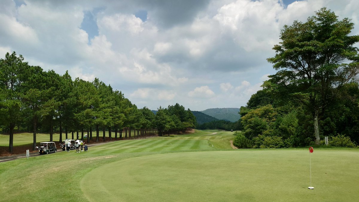 fcjungle14's tweet photo. 三連休の最後は午後スルーゴルフです😊
今日は亀岡カントリークラブでの初ラウンド🏌️‍♂️
スタートは12:30と灼熱ですが今日も楽しみます☺️
そして本日はニューパターのデビュー戦‼️
今から練習グリーンで感触を確かめます😁
#イマソラ https://t.co/9FcVnL6Ypq