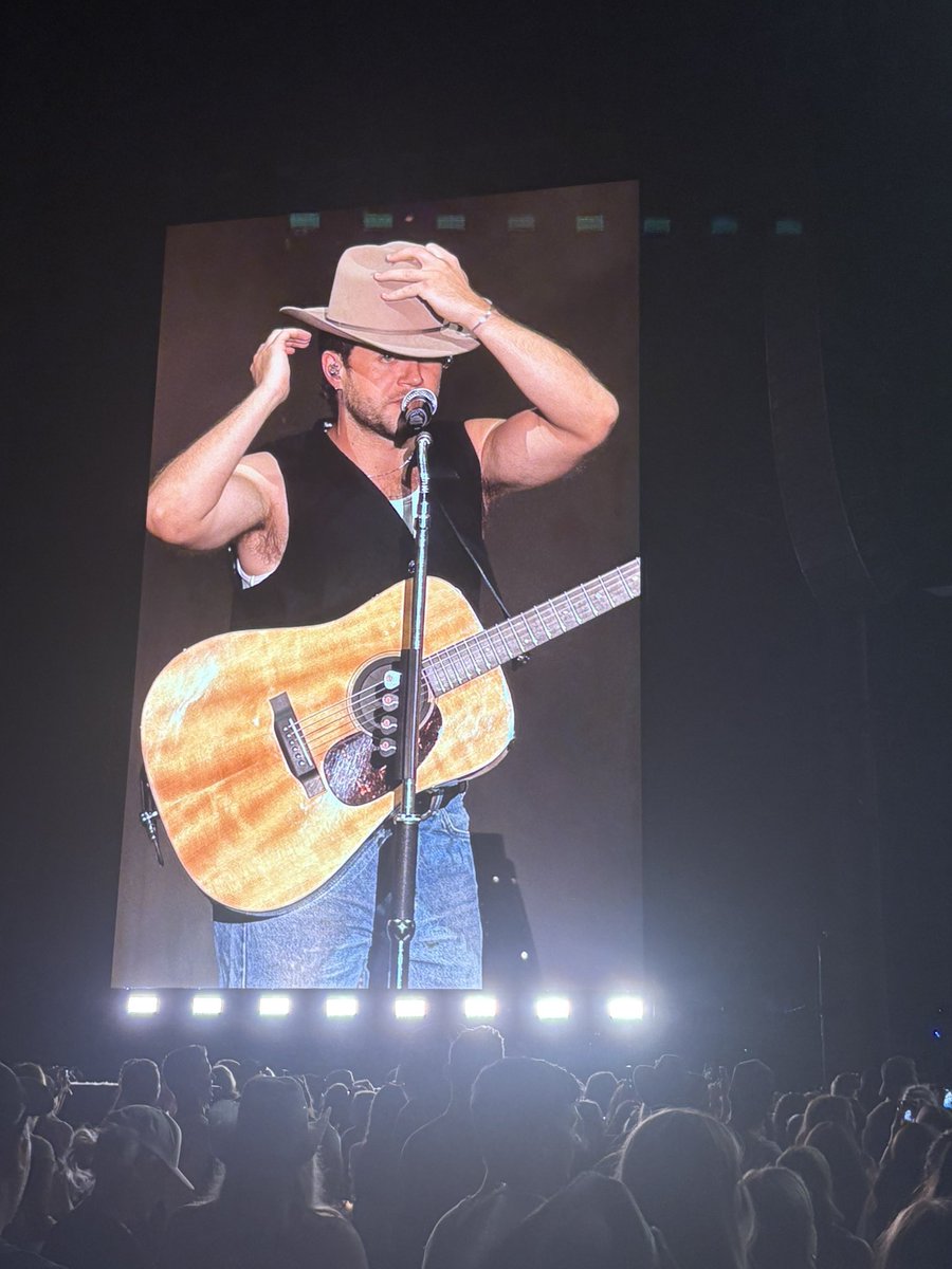 NHGALLERY93's tweet photo. COWBOY NIALL!! 🤠🤠🤠🔥

Niall Horan tonight at Hersheypark!! 

via goyourownways https://t.co/LV5RVeEogx
