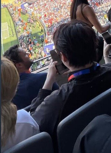 akustd2's tweet photo. vieron a min yoongi, integrante de bts, en la final del mundial 2026 junto a una rubia, se especula que es su pareja https://t.co/mr5l3baabw