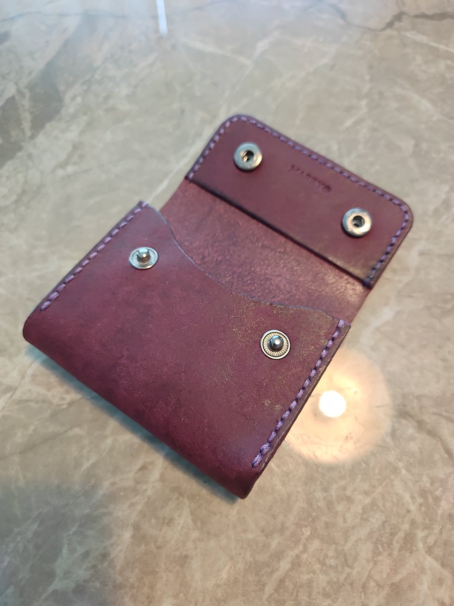 MARRYLeather's tweet photo. 今回の注文
パープル色のプエブロレザーでデッキケースとマルチケースを製作しました。
Lサイズのデッキケースとタイマー等を入れるケースのオーダー。
自分だけのアイテムと最高のカードゲーム体験を送れますように。

#レザークラフト　#カードゲーム　#ポケカ　#プエブロ　#マルチケース https://t.co/JT57ogp5d5