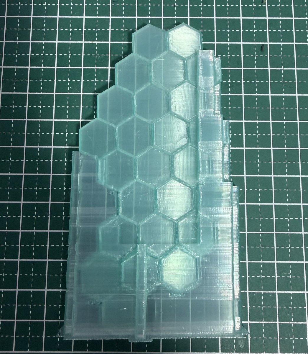 Air_dust's tweet photo. PRINSFILのクリスタルレインボーってフィラメント買ってみたけど、他のシルクみたいに段々色変わるのかと思ってたら全然違ってた…君画像と違いすぎない？グラデーションとか書いてあるのに https://t.co/ol1L2eCslP