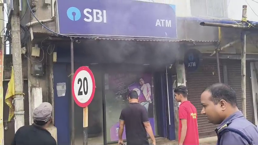 otvkhabar's tweet photo. #SBI_ଏଟିଏମରେ_ଅଗ୍ନିକାଣ୍ଡ
-ଝାରସୁଗୁଡ଼ା: ସର୍ଟ ସର୍କିଟ୍ରୁ SBI ଏଟିଏମରେ ଅଗ୍ନିକାଣ୍ଡ
-ବେଲପାହଡ଼ ରେଲୱେ ଫାଟକ ନିକଟରେ ଥିବା ଏଟିଏମ୍ରେ ଅଗ୍ନିକାଣ୍ଡ
-ନିଆଁକୁ ଆୟତ୍ତ କରୁଛି ଅଗ୍ନିଶମ ବାହିନୀ
#Jharsuguda #SBIATMFire #ATMFire #ShortCircuit #Belpahar #OTV https://t.co/pM6eF5TIPr