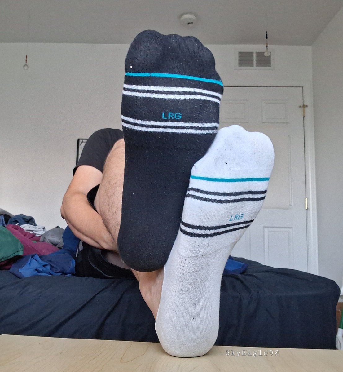 vooshkau's tweet photo. Before I end the night feeling defeated. 
You prefer ⚪️🧦white sock or ⚫️🧦black sock? https://t.co/6uJhFbzXpX