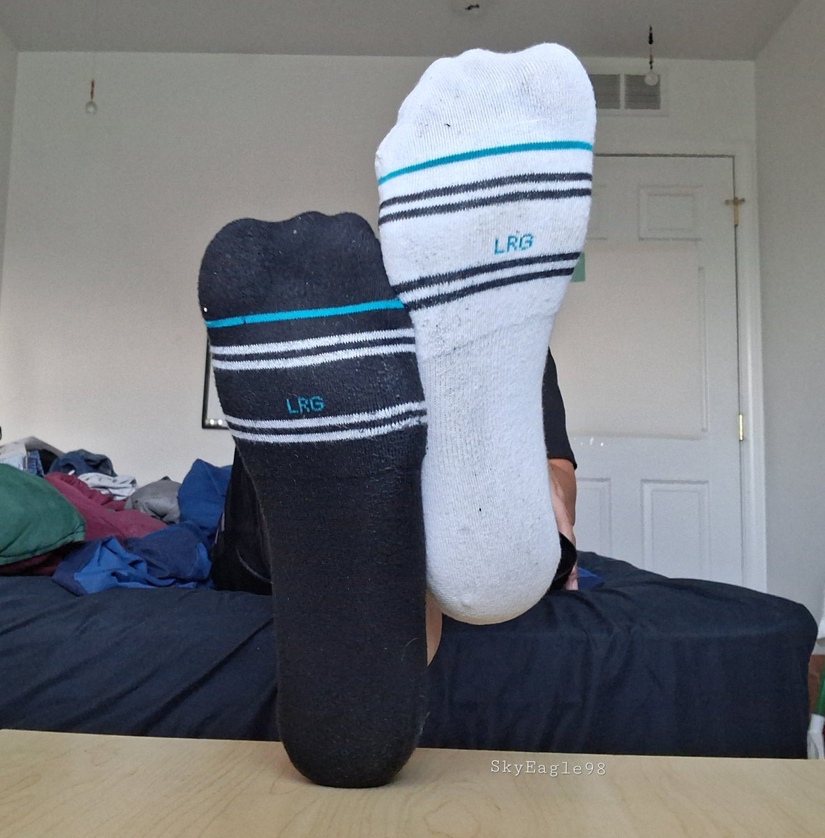 vooshkau's tweet photo. Before I end the night feeling defeated. 
You prefer ⚪️🧦white sock or ⚫️🧦black sock? https://t.co/6uJhFbzXpX