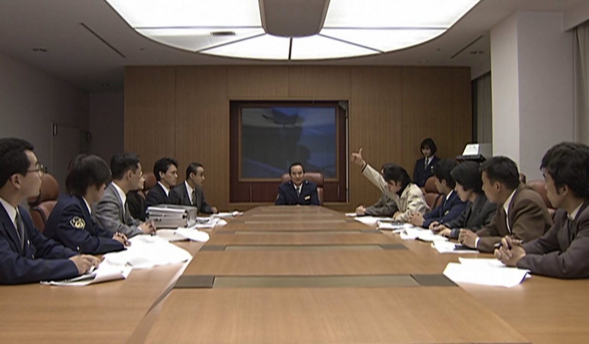 aDPfcM5Qt25iftc's tweet photo. 「仮面ライダークウガ」第44話を観た。警視庁内で五代と合同捜査本部が対策会議を開始。椿のグロンギ解剖により、追跡装置と実用的な強化弾の実装が決定。五代と同様、雷の力を手に入れたゴ・ガド��・バが警察署を襲撃。五代が現場に駆けつける。五代さん！その方向からボウガンを放つのは危ない…！！ https://t.co/J35BOn04jz