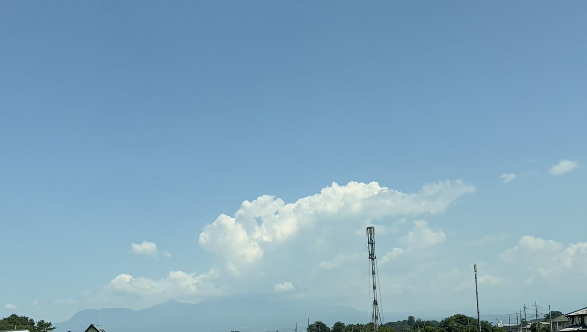 mowchimow's tweet photo. 夏の空にうさぎを見つけました https://t.co/oICNP9lTS6