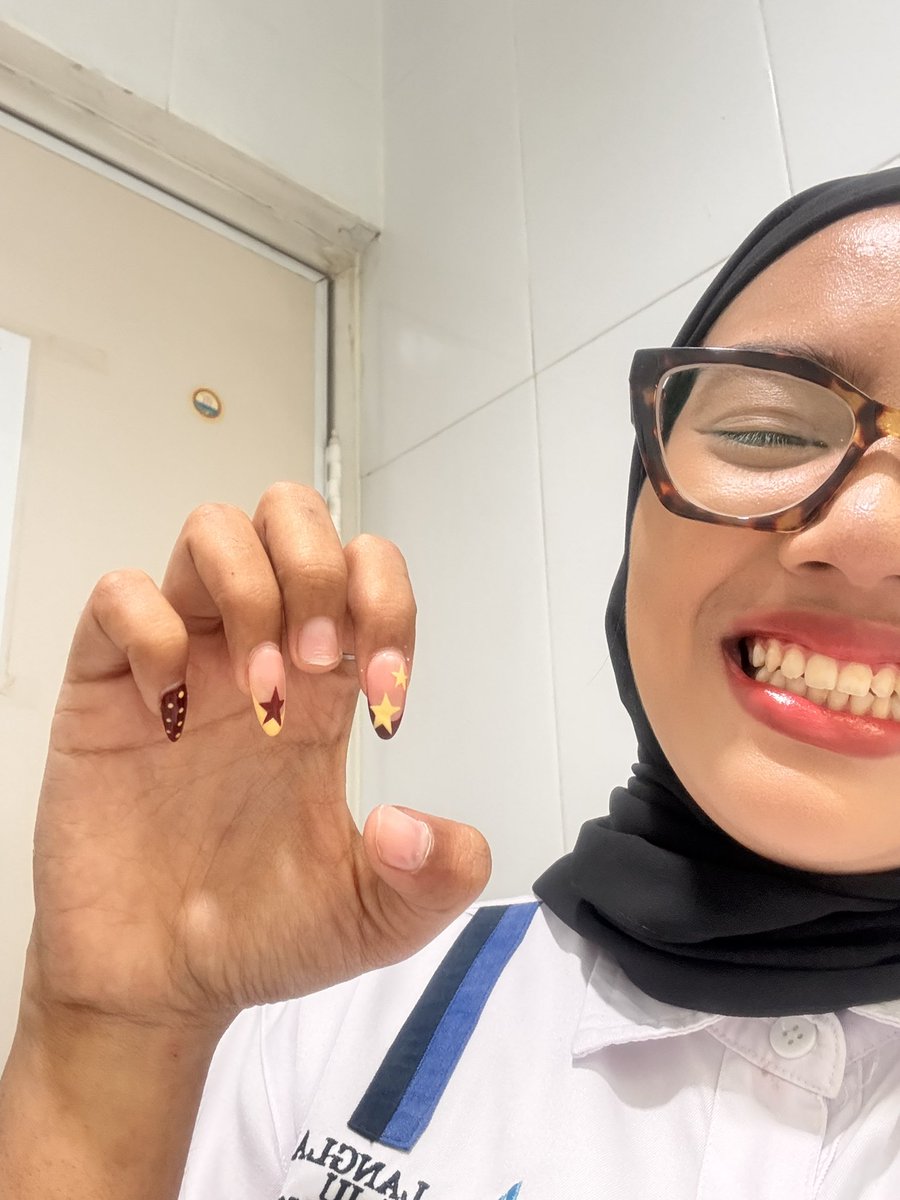 danyaputi's tweet photo. omg nailart nya udah pada copot😭🤟 https://t.co/PyPv3d7hoW